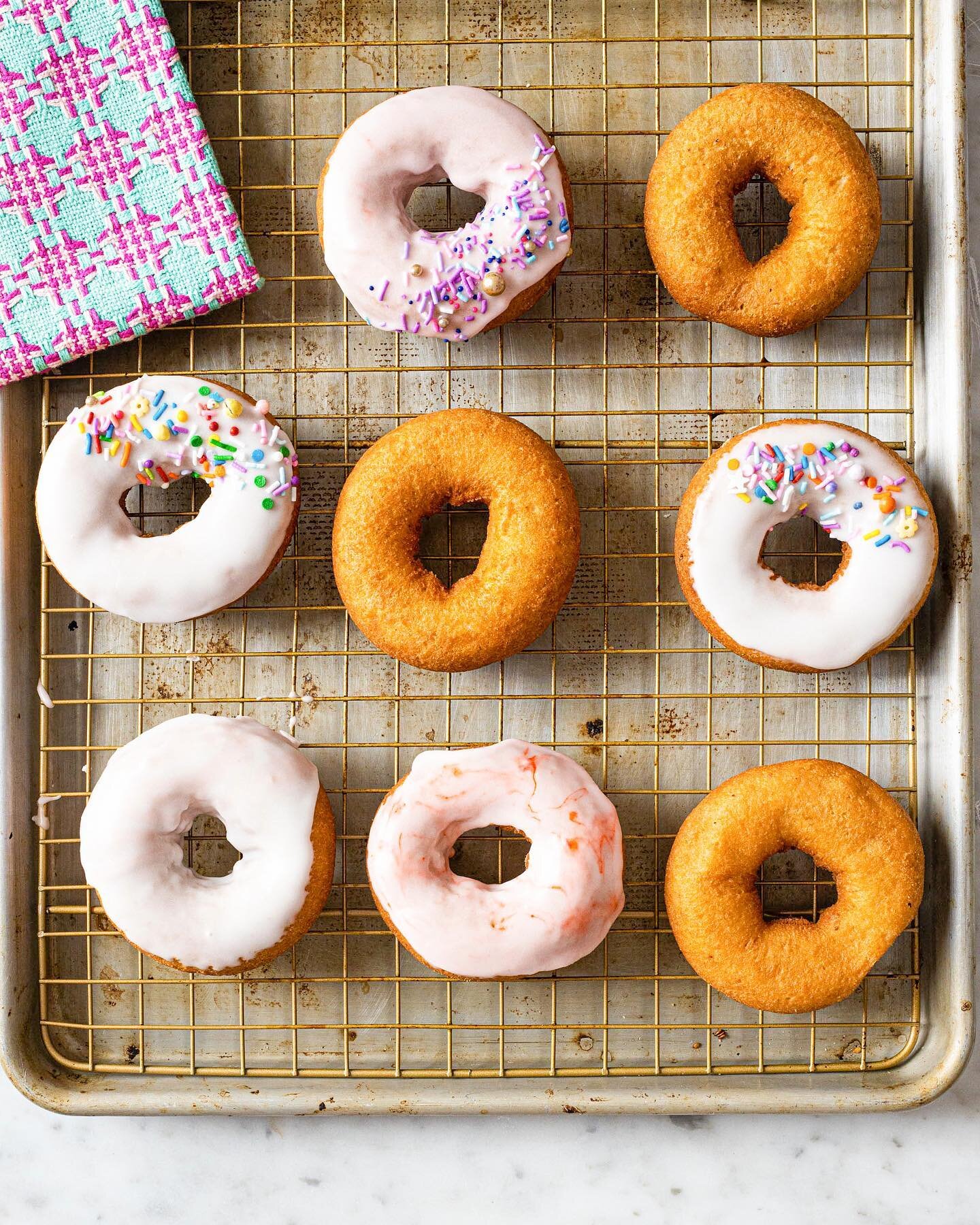 how do you like to dress up your doughnuts? We love light, pastel glazes with bright candied toppings💛

and want the in on a little topping secret ~ cube trays or cupcake pans are a good way to sort your toppings (for the slightly organized obsessed