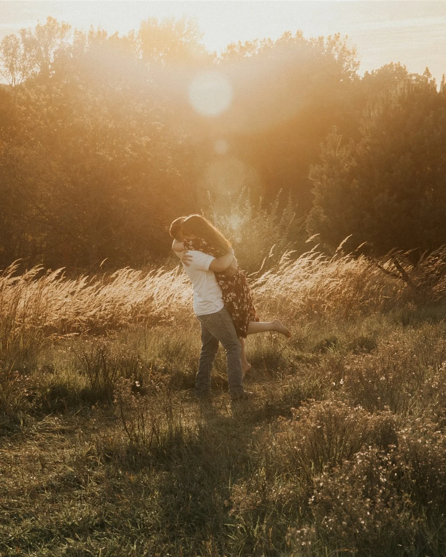 When that golden light hits just right ✨

#engagmentphotography #engagement #fallengagementphotos #goldenlight #engagmentphotographer #midwestweddingphotographer #weddingphotographer #bitesandtickles #authenticlovemag #dirtybootsandmessyhair