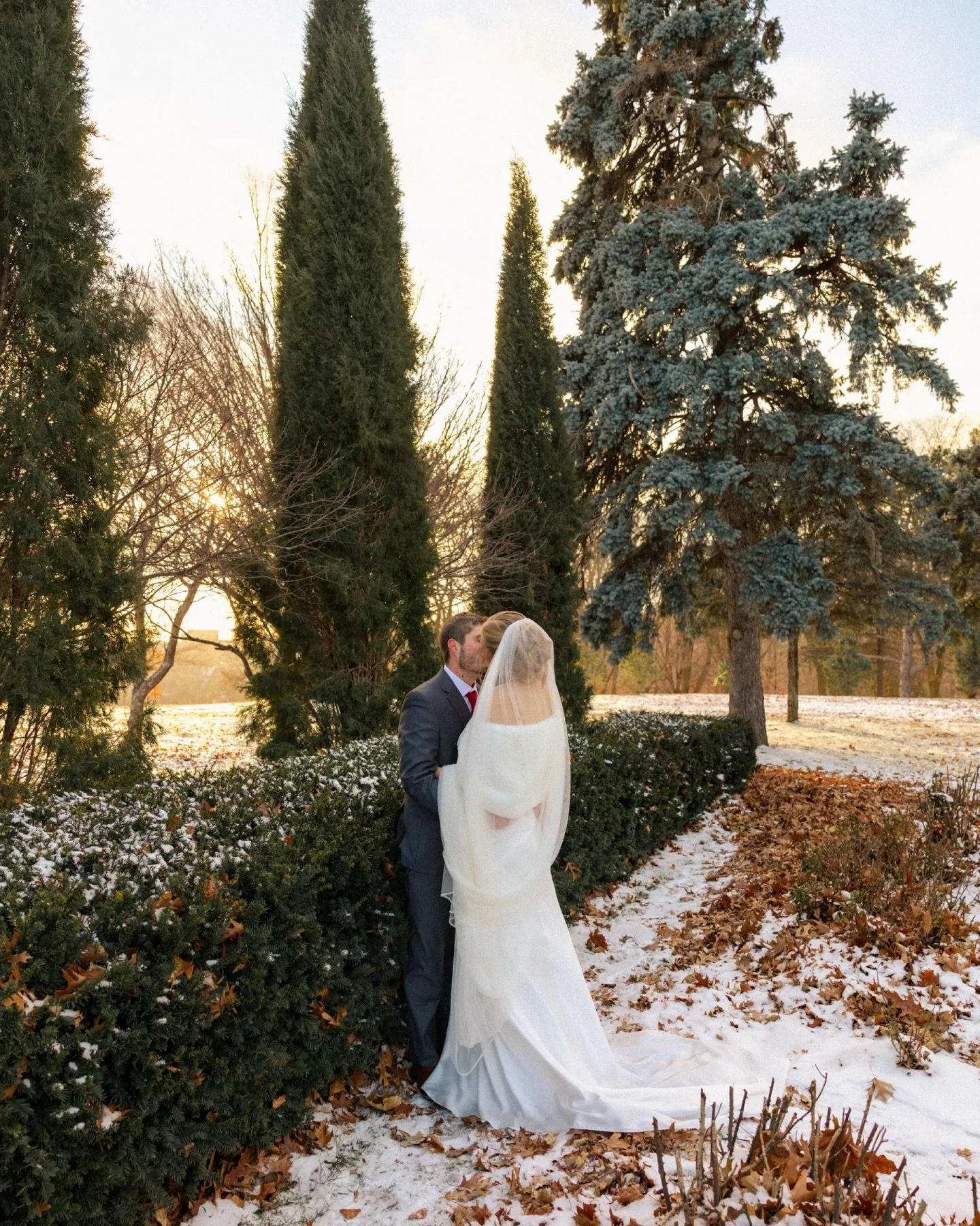 This day couldn&rsquo;t have been more perfect! These two wanted a winter wedding with a Christmas theme and the weather definitely cooperated and gave us some snow,  cold temps and ended with a breathtaking sunset✨ 

This was my last wedding of the 
