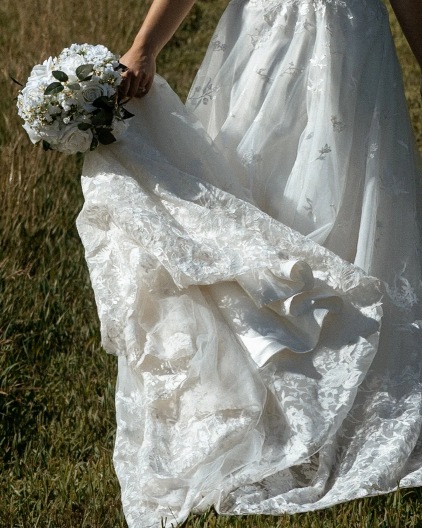 The getting ready portion of the day is one of my favorite times of the day to document!✨
During these moments, the excitement is high, and things are starting to feel so real. The day you&rsquo;ve waited so long for is finally coming together, you&r