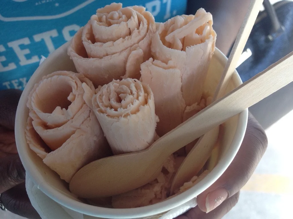 Holla! Mode Thai Tea Ice Cream