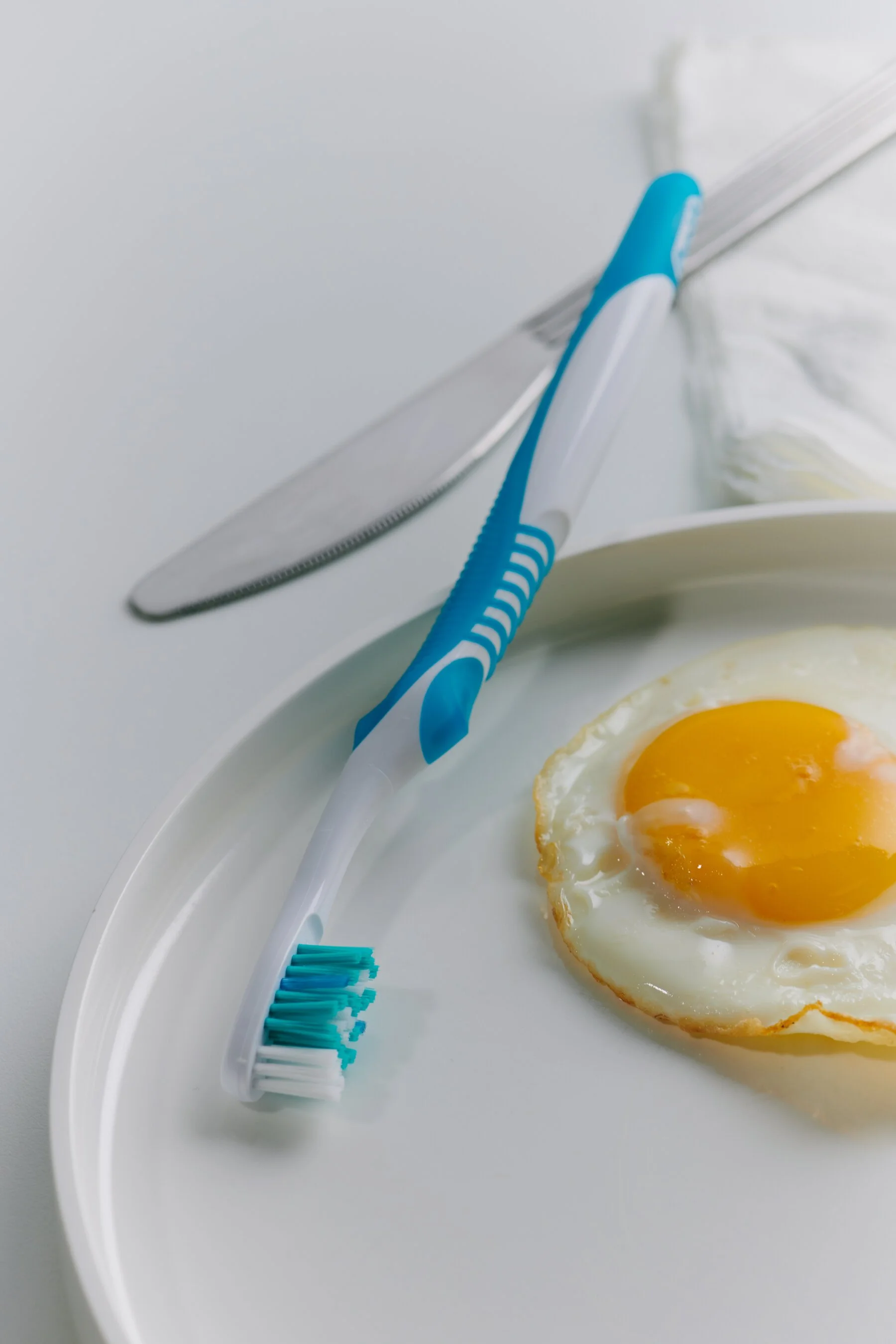 Is it better to brush your teeth before or after breakfast?