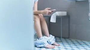 Don’t Sit on the Toilet for More Than 10 Minutes, Doctors Warn! (Yes, You’re Doing It Wrong)