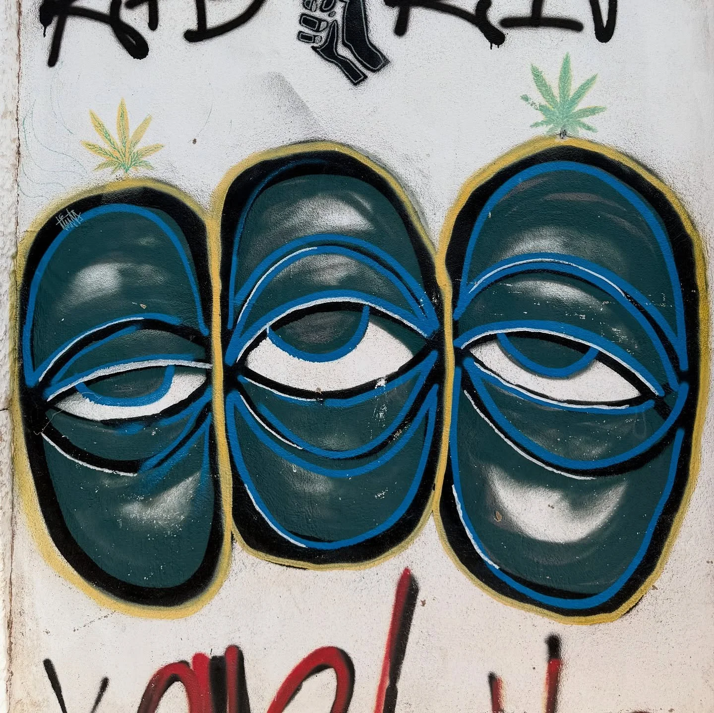 Holiday travels and your little one can&rsquo;t stop finding eyes&hellip; 👀 #tuscany #florenceitaly #portugal #lagos #lisbon #comporta