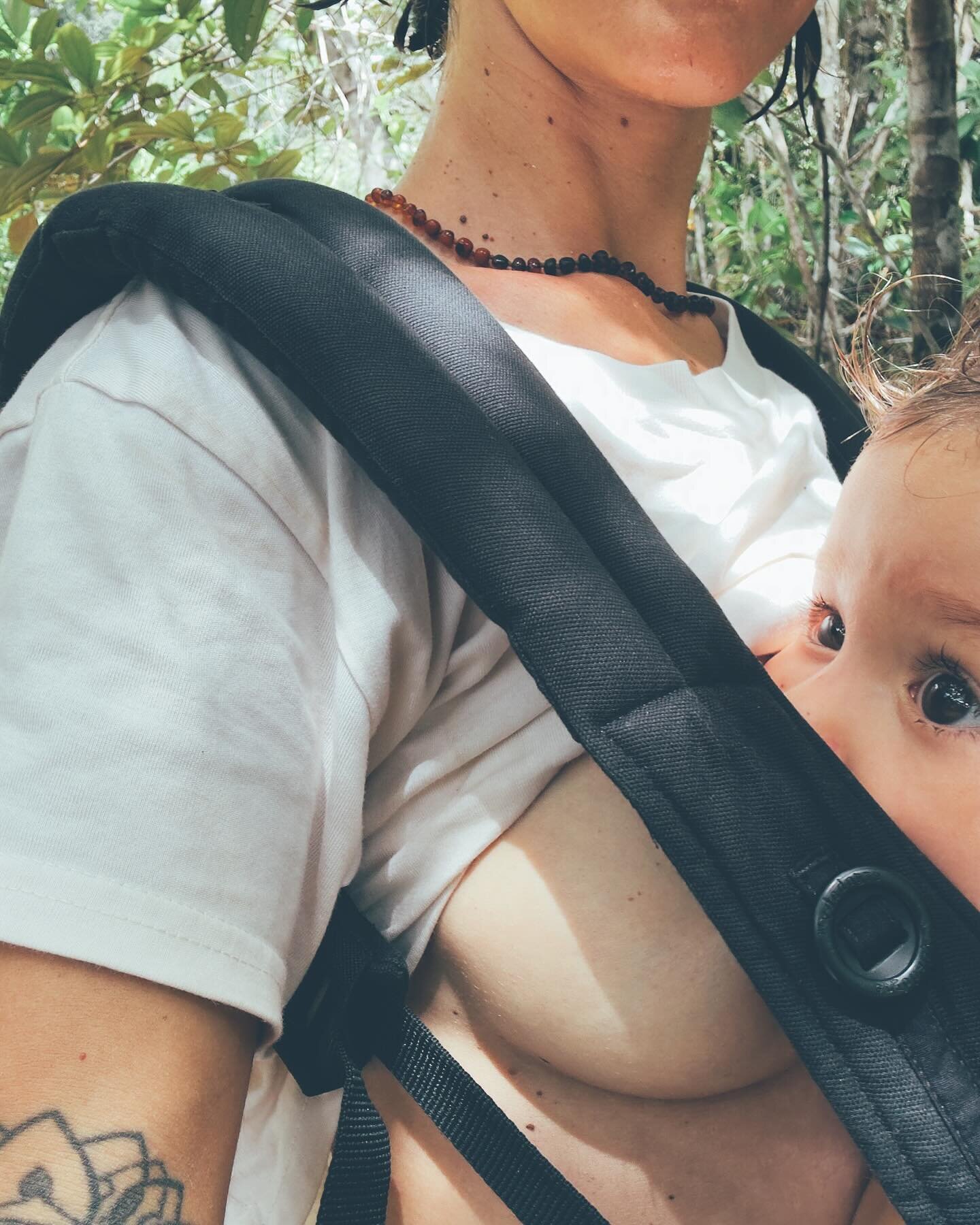 🇧🇷 Essa foi a primeira vez que tive oportunidade de estar sozinha com Lirio na nossa terrinha, tomando banho de rio, contemplando o c&eacute;u, cozinhando no fogo de ch&atilde;o dormindo acampados na cama dura que faz os sonhos mais doces. Descal&c