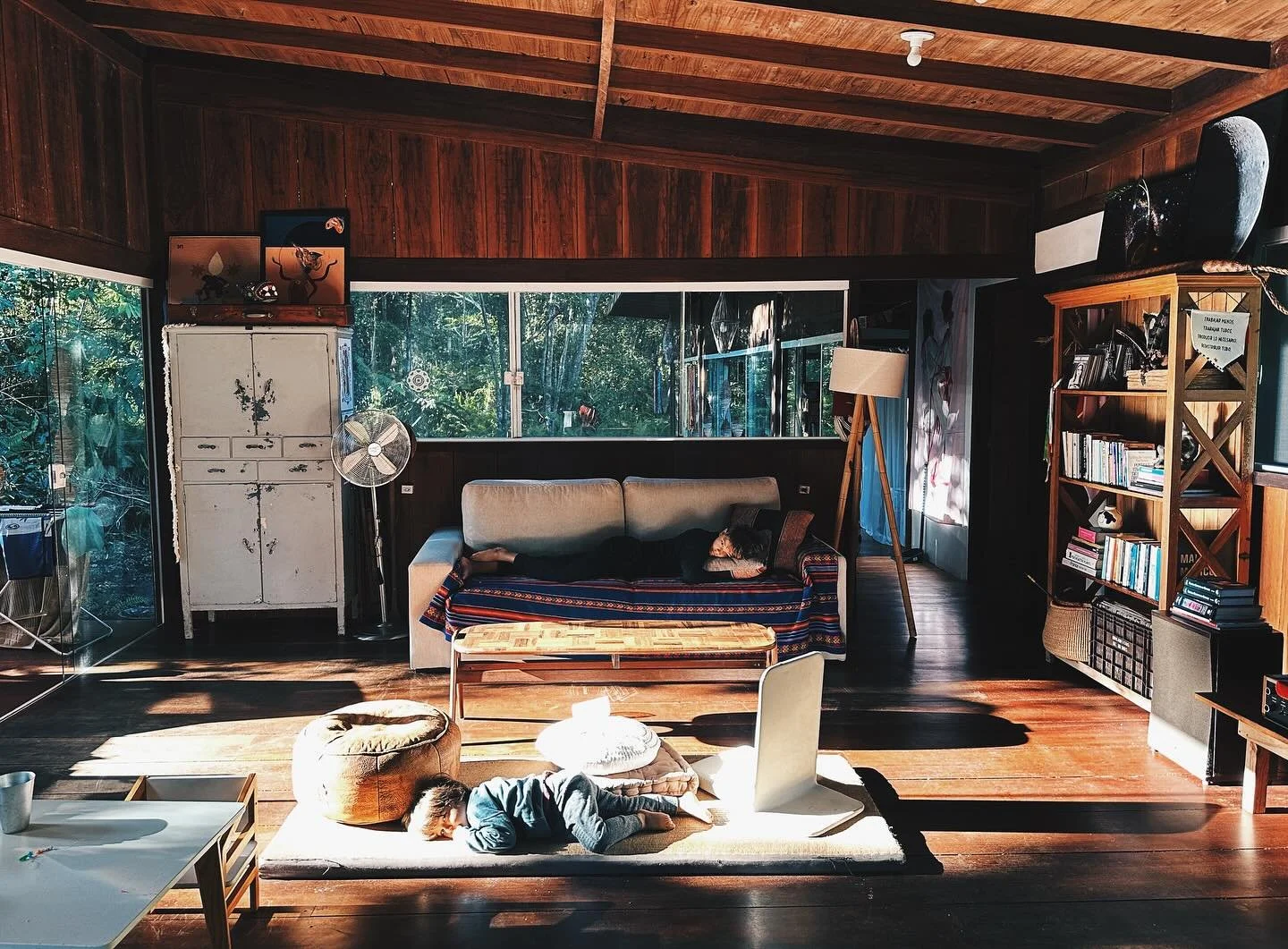 As casas de minhas ancestras - que eu costumava visitar na inf&acirc;ncia do interior de Minas - entravam, &agrave;s tr&ecirc;s da tarde, em um sil&ecirc;ncio suspenso.

N&atilde;o havia mais lou&ccedil;a pra lavar, o forro da mesa estava limpo e est