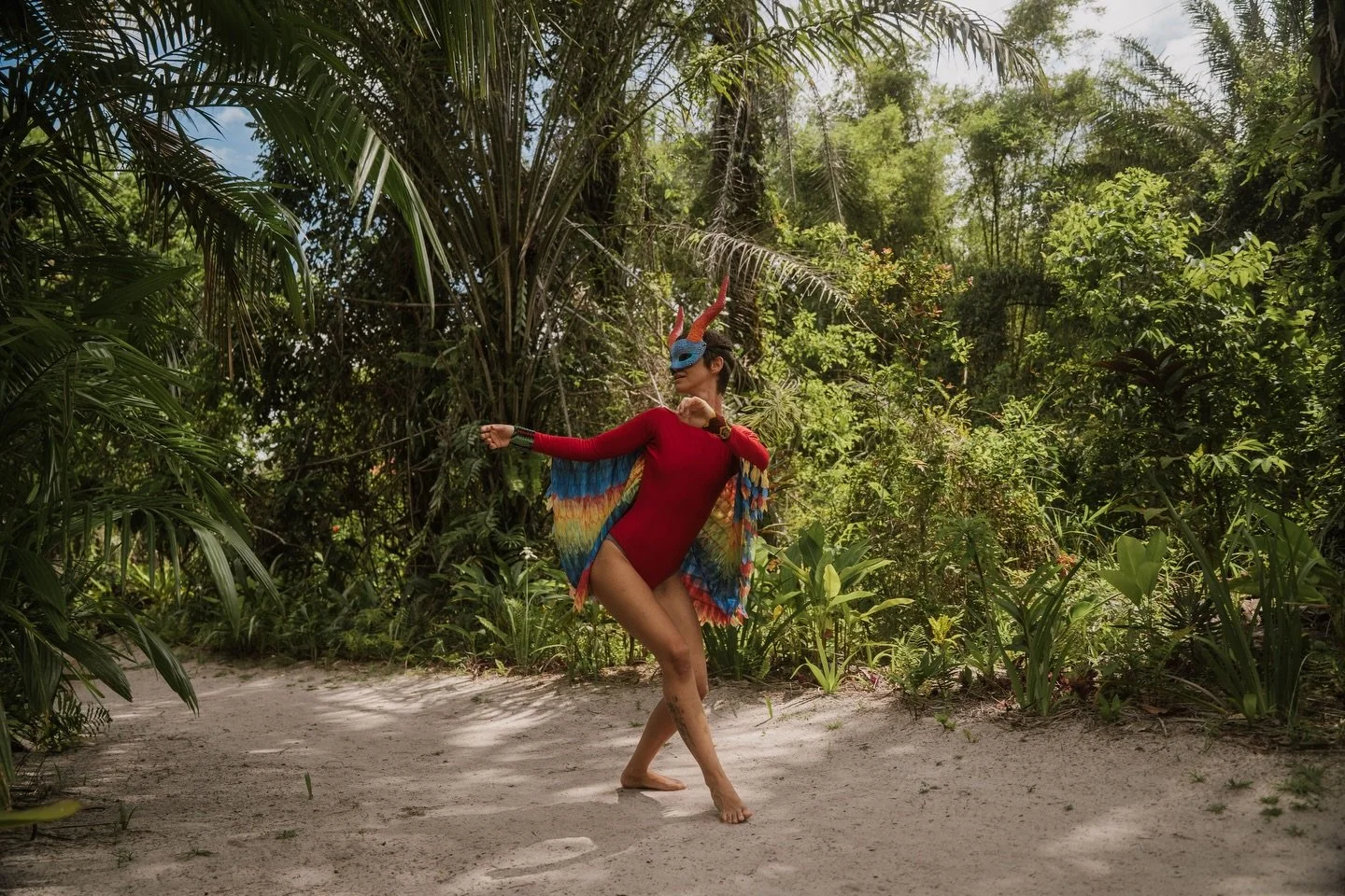 As melhores coisas da vida acontecem de uma hora pra outra. Mesmo que demore a vida inteira pra acontecer.

Esse foi o ano em que parei de adiar um projeto muito antigo - o de viver onde meu corpo reconhece casa: sobre o solo de m&atilde;e Bahia. 

O