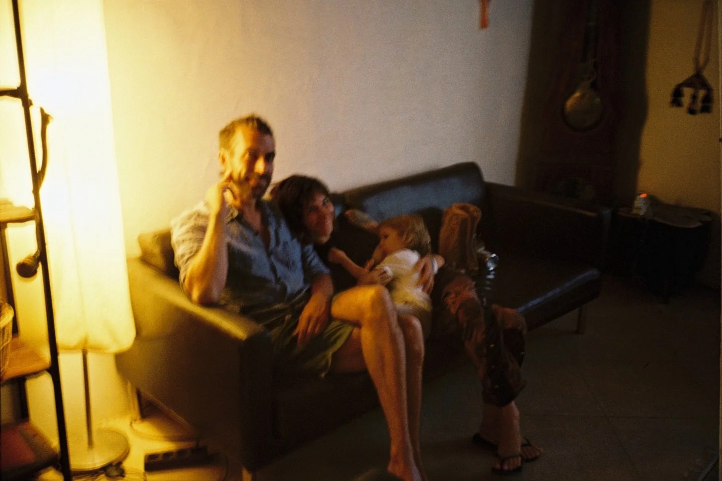 O fantasma da separa&ccedil;&atilde;o encontrou nossa casa.
Chegou pelas frestas e passou a entrar pela porta da frente. Parecia ser breve mas chegou, e quis ficar. 

Nos observava do canto da sala.
Mas passou a sentar na mesa de jantar, a deitar ent