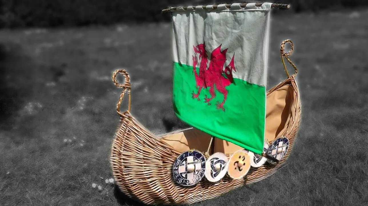 viking+ship+casket+with+wooden+shields.jpg