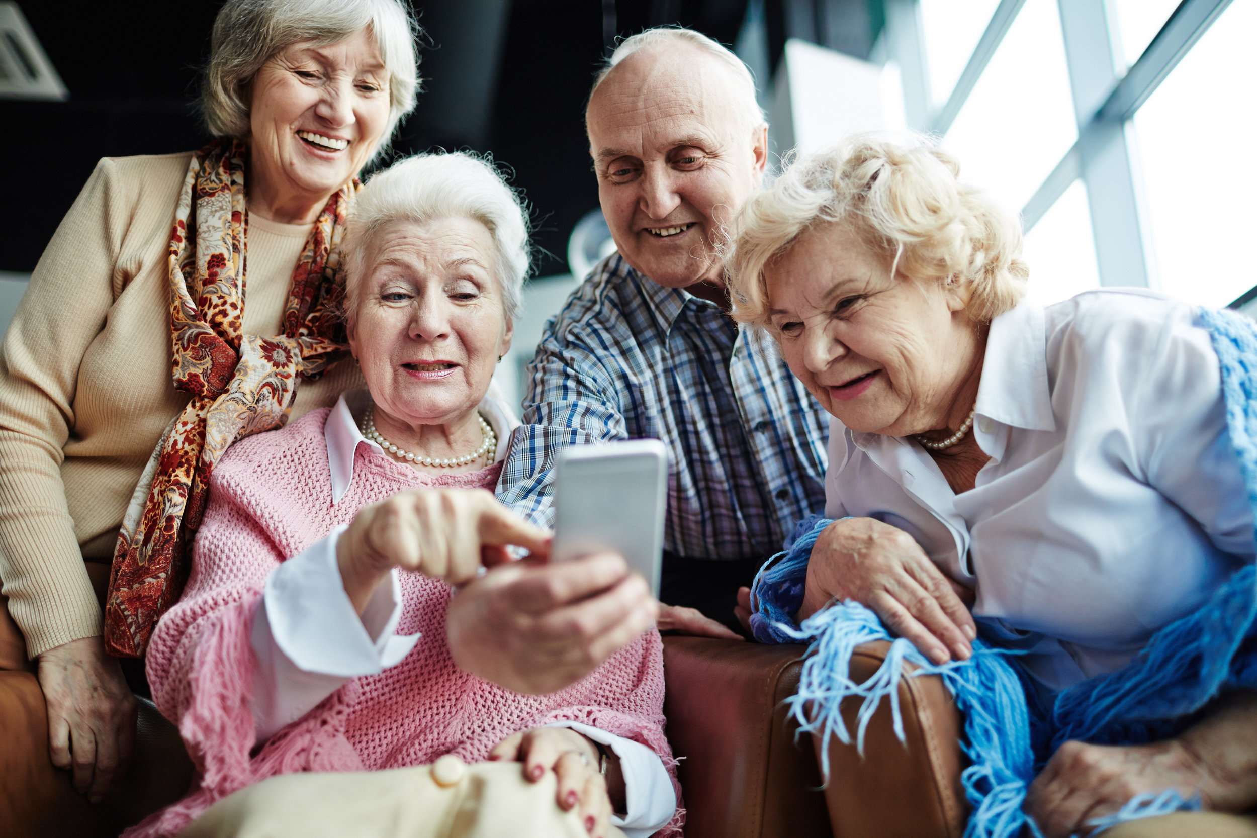 Пожилыми считаются люди в возрасте. Пенсионеры. Пожилые люди. Старшее поколение. Счастливые пенсионеры России.