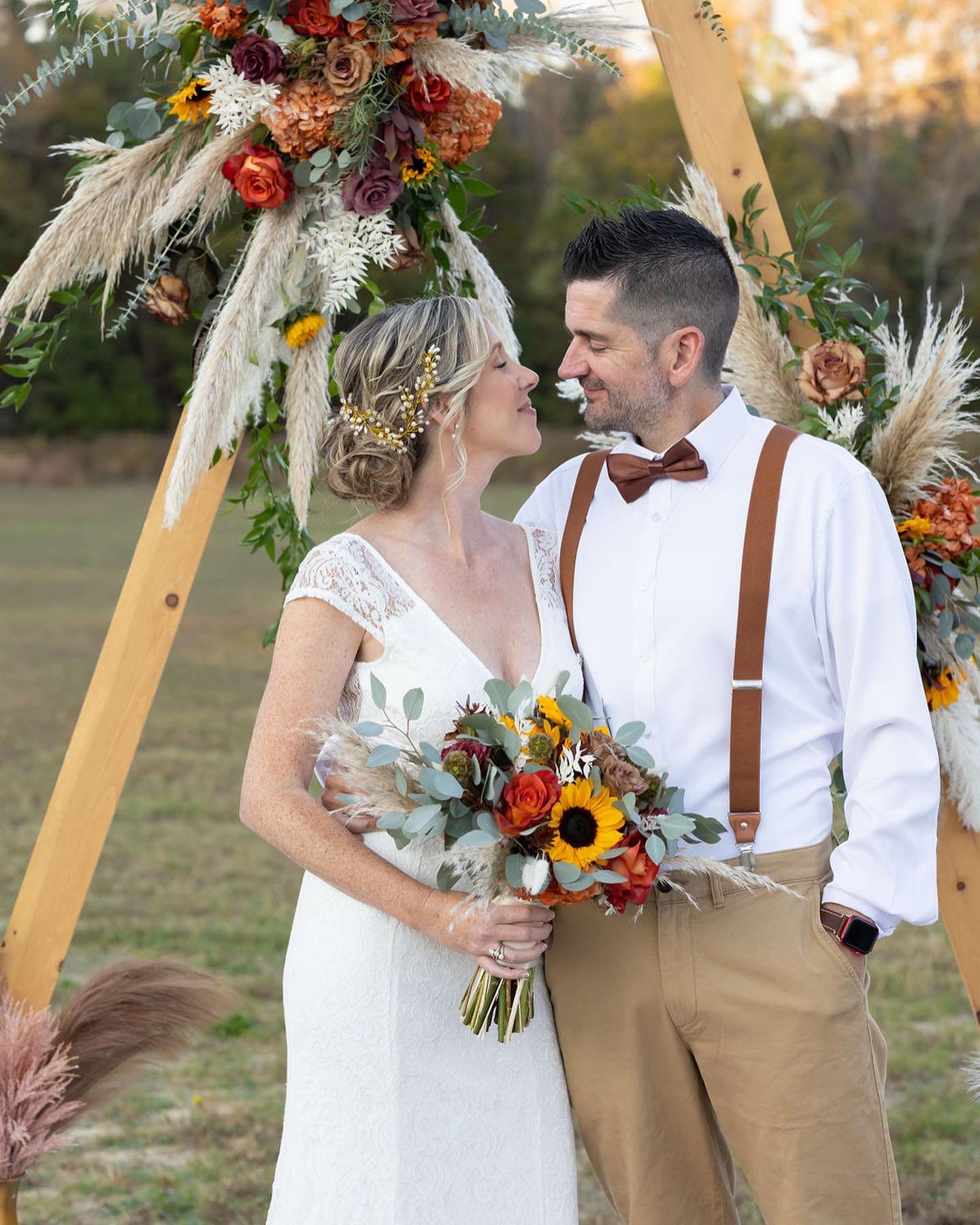 Happy Fall, everybody! 🍁🍂 Bring on all the changing leaves colors and fall wedding season madness. We are ready for it 😉

@newbranchfarms 

#wedding #realwedding #bride #groom #weddingarch #bridalbouquet #weddingdesign #fallwedding #weddingflorals
