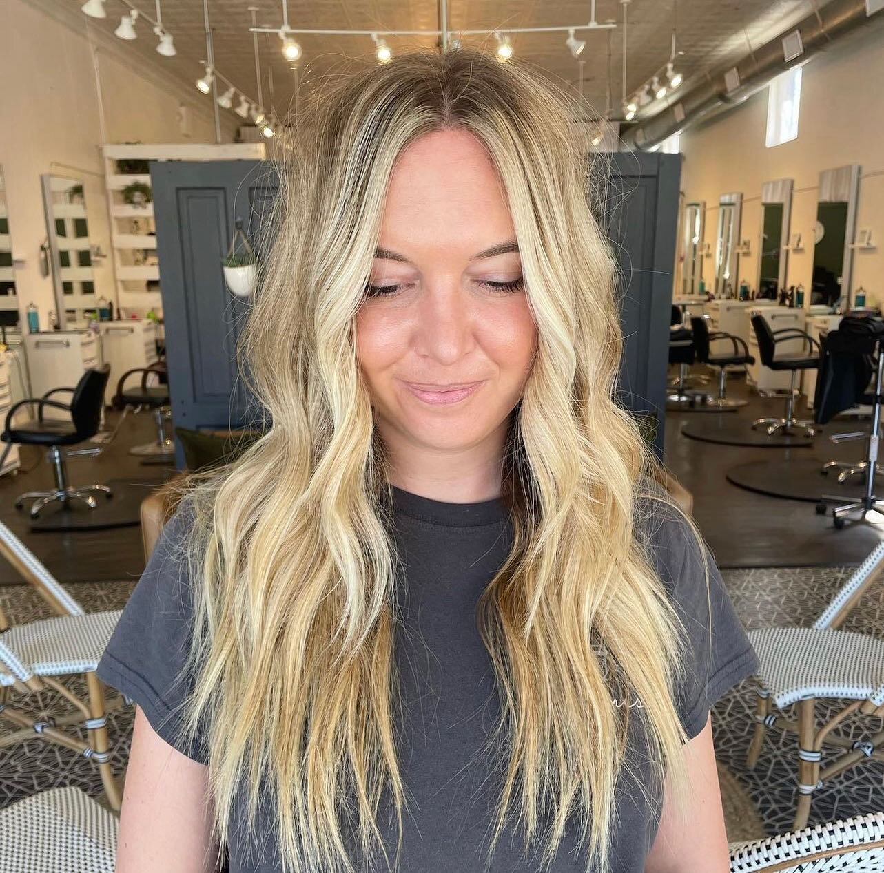 Always a pleasure
by @shannonhairdesigns 

&bull;
.
.
#dandyhair #dandelionsalon #nashville #eastnashville #eastnashvillehair #nashville #nashvillehair #nashvillestylist #eastnash #goldwell #goldwellcolor #redkenshadeseq #redken #k18 #k18hair #uniteh