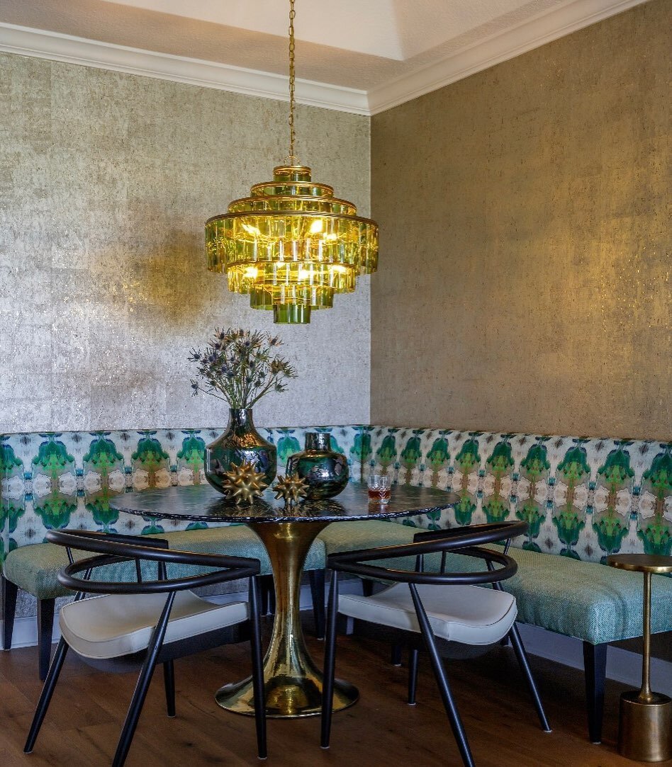 Banquet seating for the win !! 

#banquet #diningroomgoals #takeaseat #interiordesign #pontevedradesigner #staugustinedesign #coastalliving #asid #ncidq #metallicwallcovering #luxuryvelvet #glasschandelier

Photography by @jessiepreza 😍