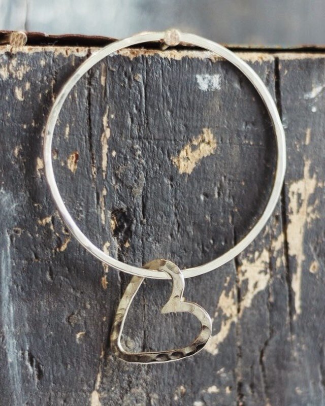 Looking for a Valentine&rsquo;s gift that actually lasts? 

@anniesmithjewellery in Stockbridge has beautiful handmade jewellery &mdash; from delicate pendants to statement silver pieces &mdash; designed to be worn long after the 14th ✨

Timeless. El