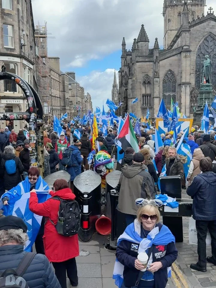 Drove straight into the start of the independence march on the Royal Mile this morning, while heading to my first viewing on Chamber Street with @rettieandco 

Perfect timing &mdash; caught the crowds just as everything was getting underway before he
