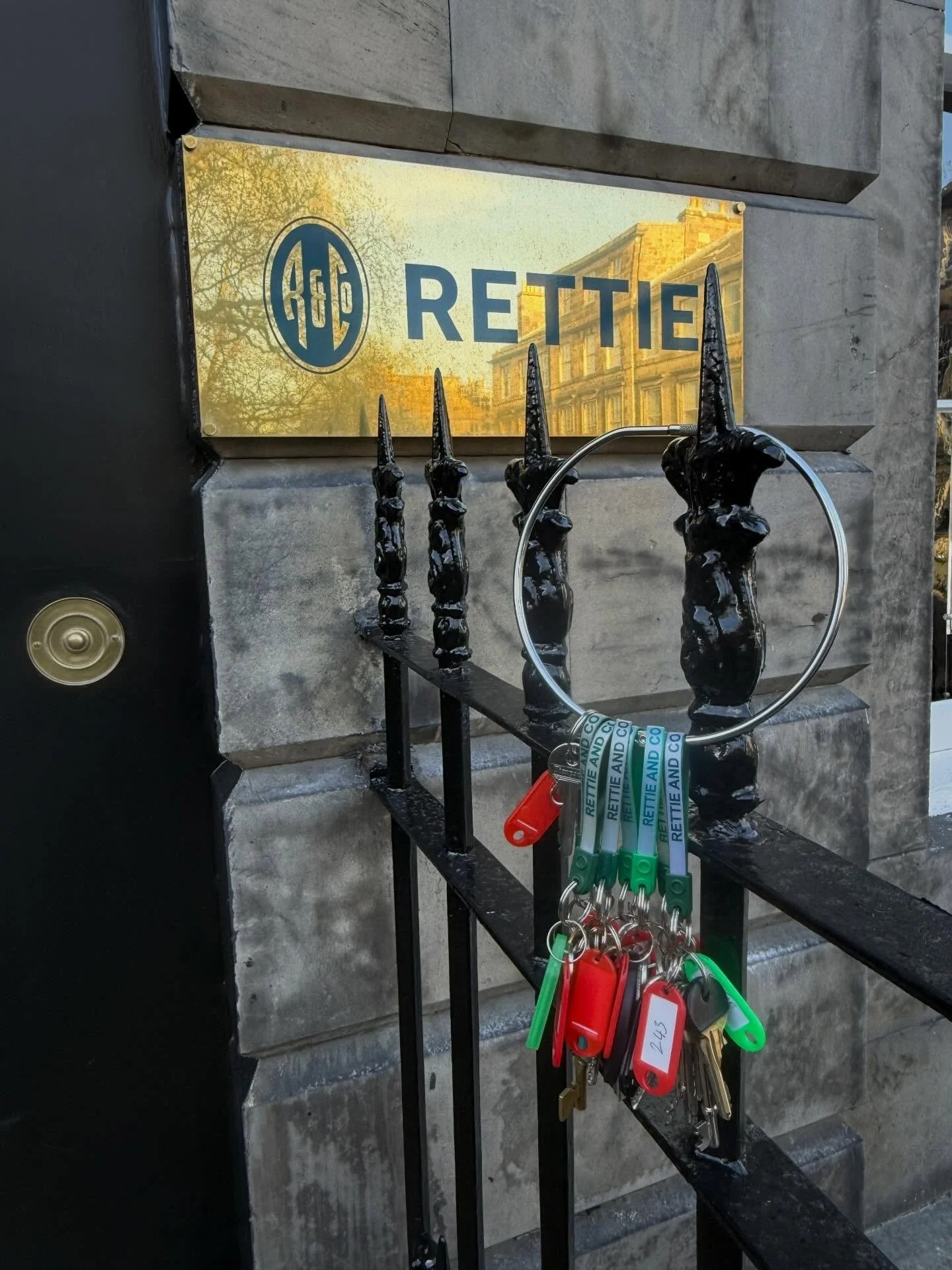 18 viewings across Edinburgh this weekend&hellip;

Helping locals find their next home across our lovely capital &hellip; from Cramond to Dean Village and the old Old Town, in addition to plenty other areas.

Once again, lovely to bump into some fami