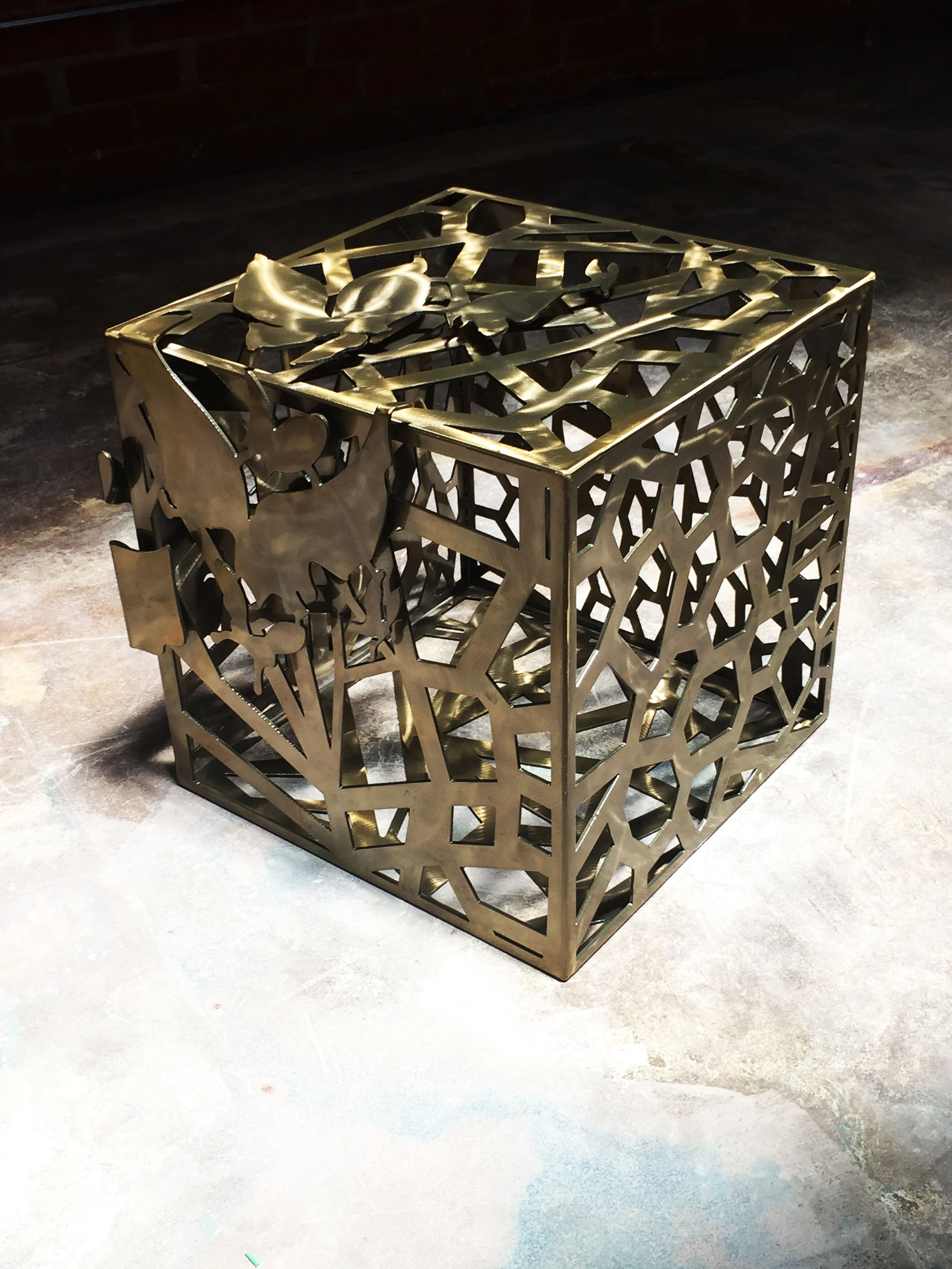    BUTTERFLY SIDE TABLE   