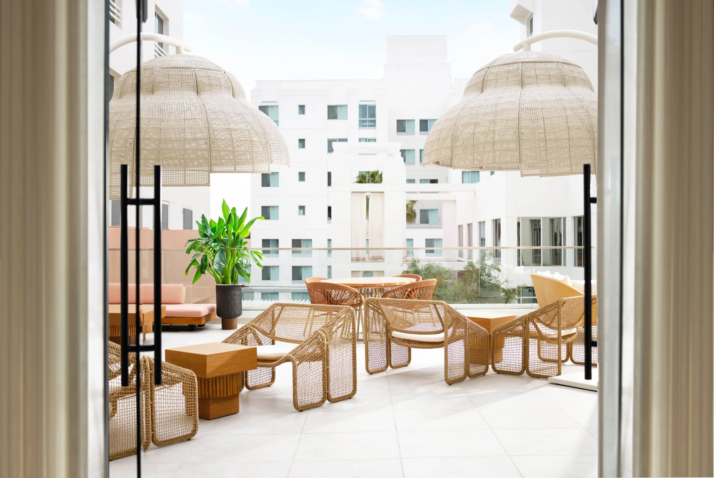 05_AK_LAXSK_lobby_patio 1.JPG