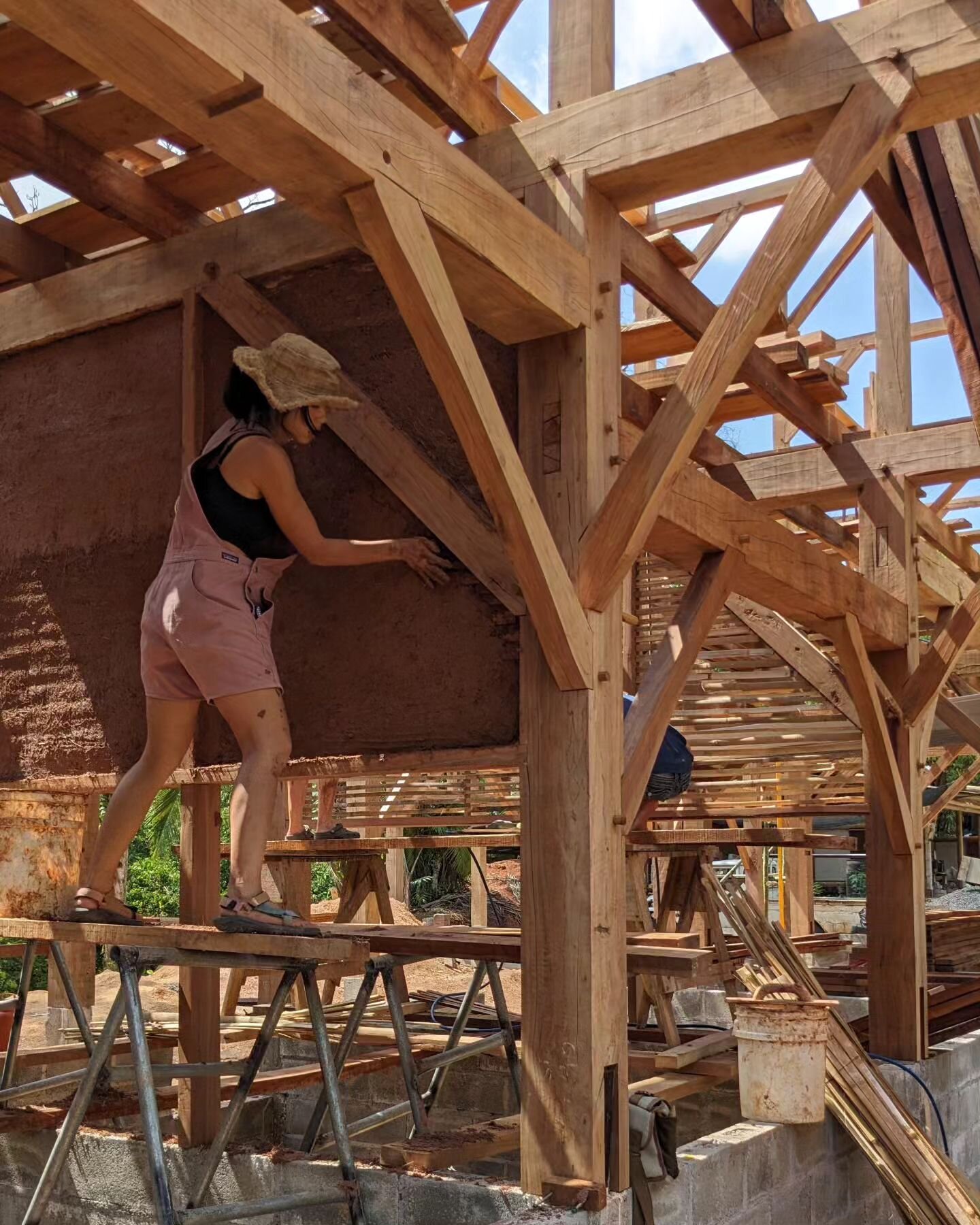 Yearly we have at least one English taught and one Spanish taught Natural Building and Plasters Class. 

In these week-long intensives, students learn about earthen wall and floor building and earthen plasters.

With a mixture of theory and practical