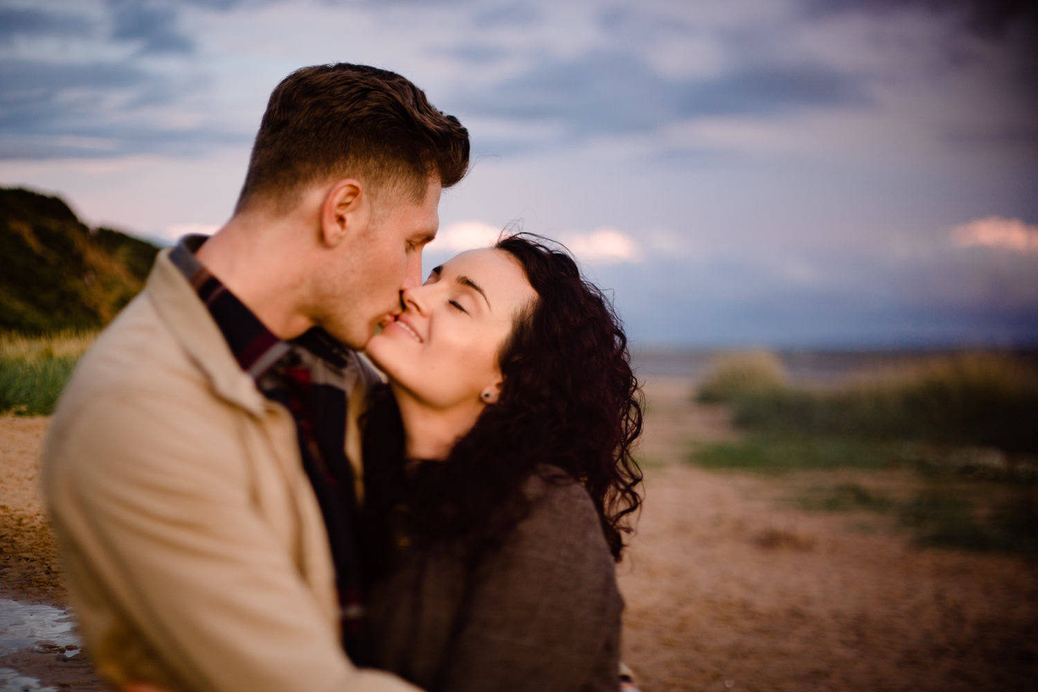 A couple kiss at sunset on a beach - Freelensing shot