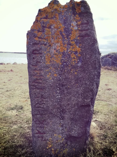 "Gude's skipper raised stone"