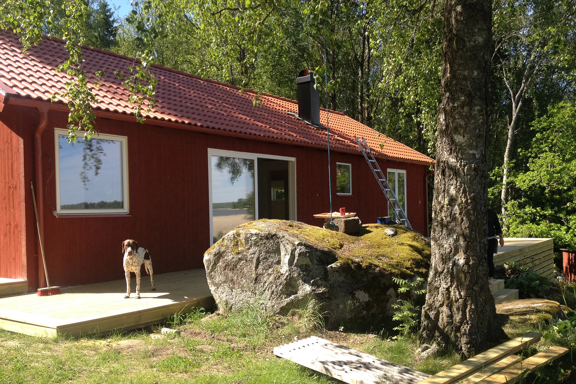  Tillbyggnad och ny fasad på fritidshus utanför Köping. 