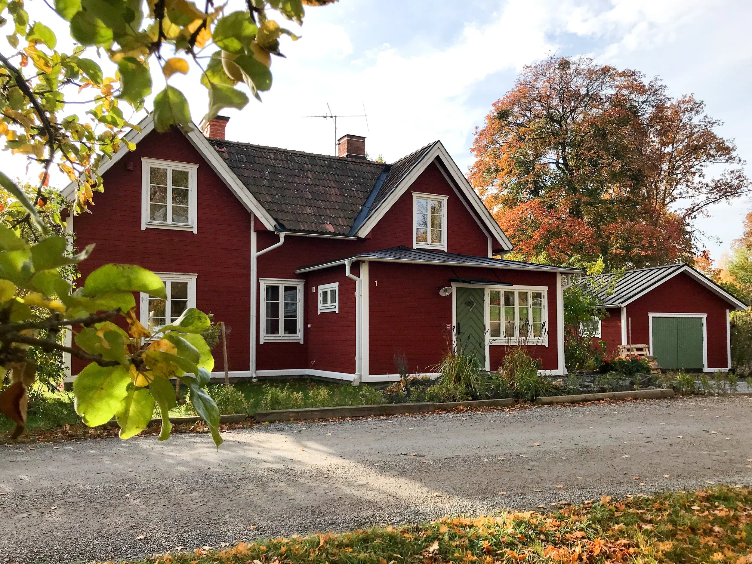  Äldre hus på Färingsö fick tillbyggnad med ny entré och badrum samt nytt garage.  