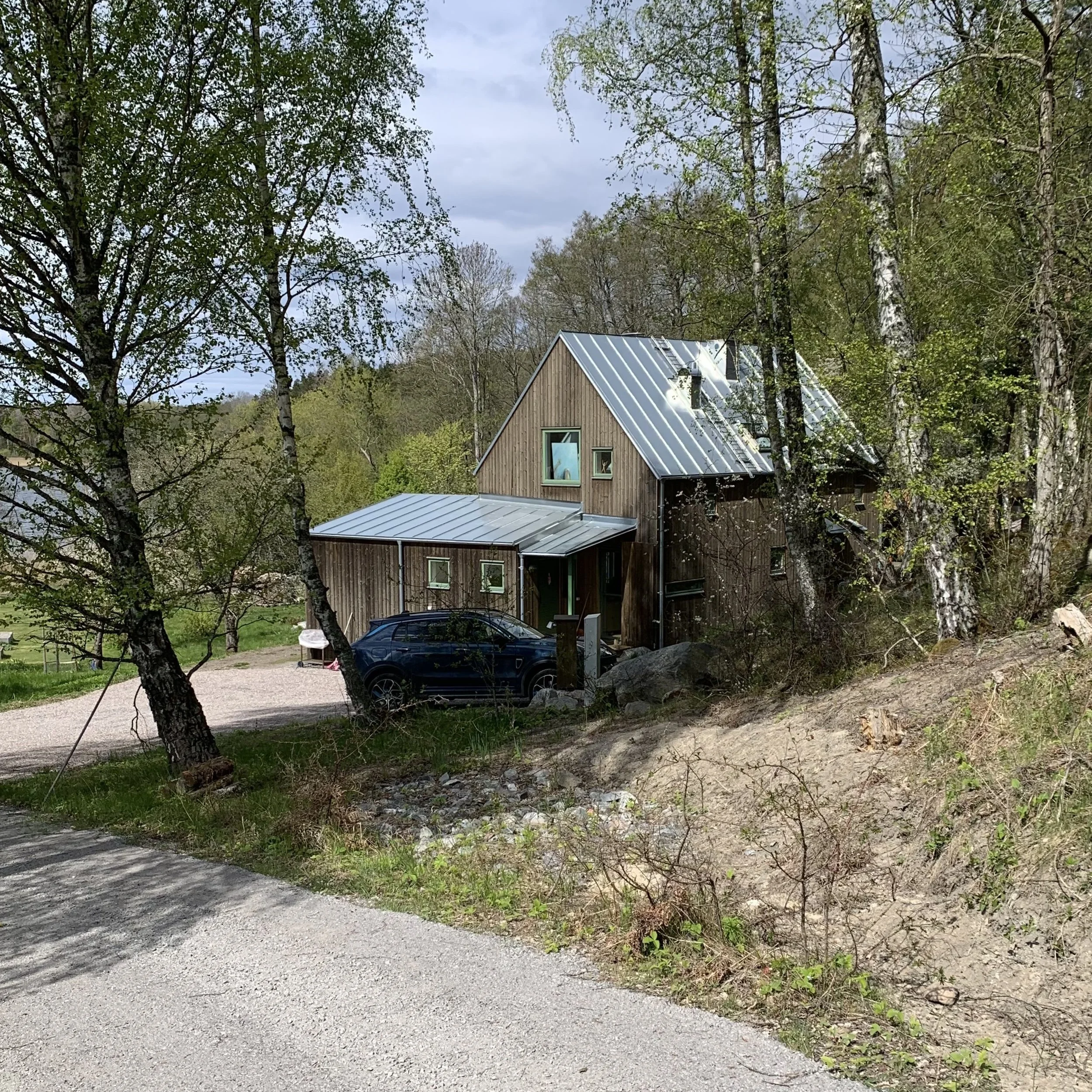  Huset sett från grusvägen. 