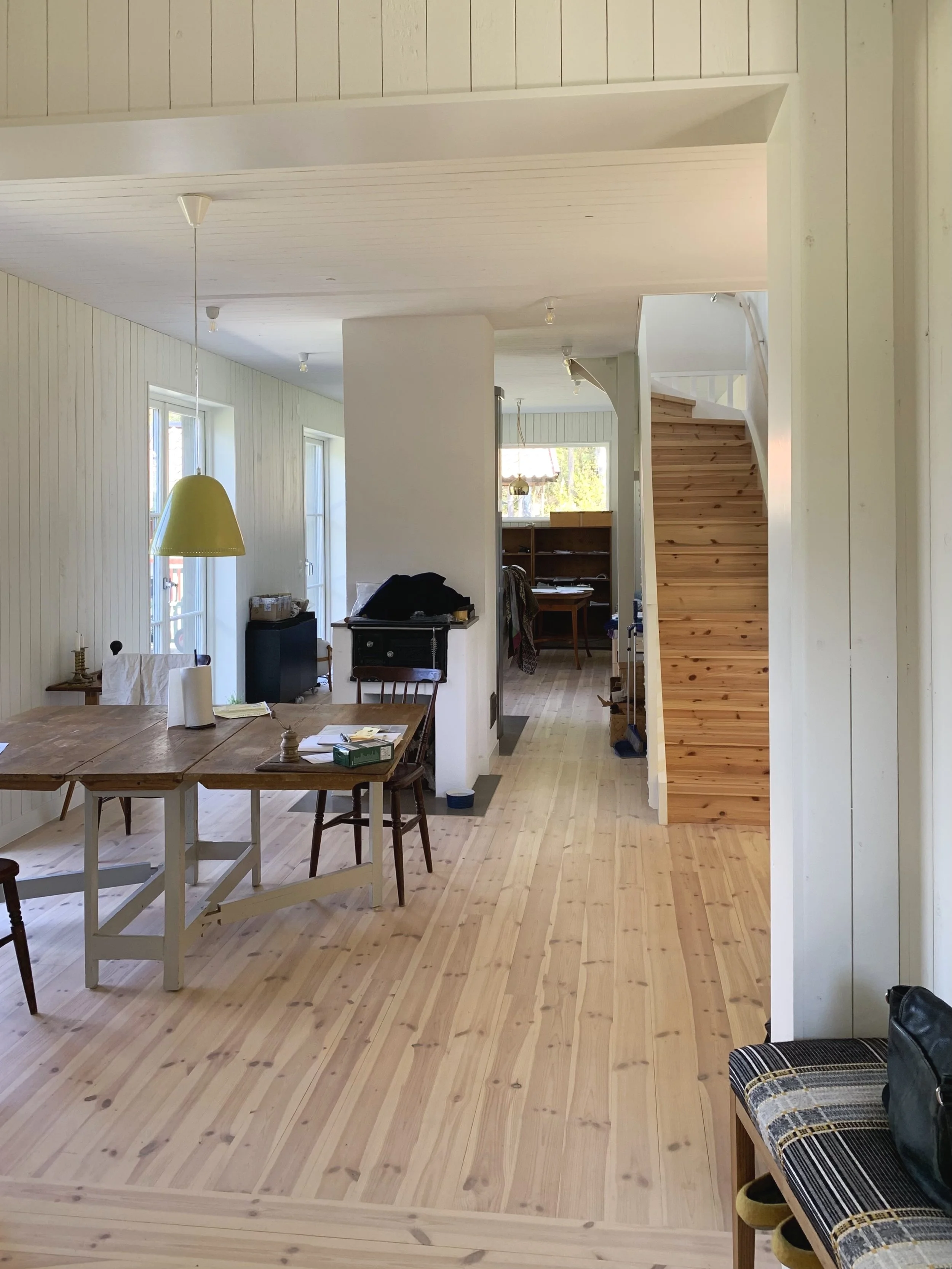  Matplatsen med järnspisen och bakom murstocken skymtar vardagsrummet. 