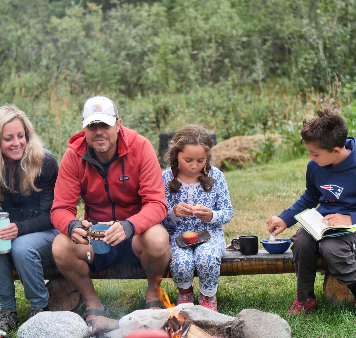 Early mornings, sitting by the fire, relaxing and enjoying the nature 🏔️😍
.
.
.
.

#alpenglow #luxurycamping #glamping  #alaska #alaskalife #matanuskaglacier #glacier #exposure #adventure #explore #livemore #exploremore #alaskaliving #alaskaadventu