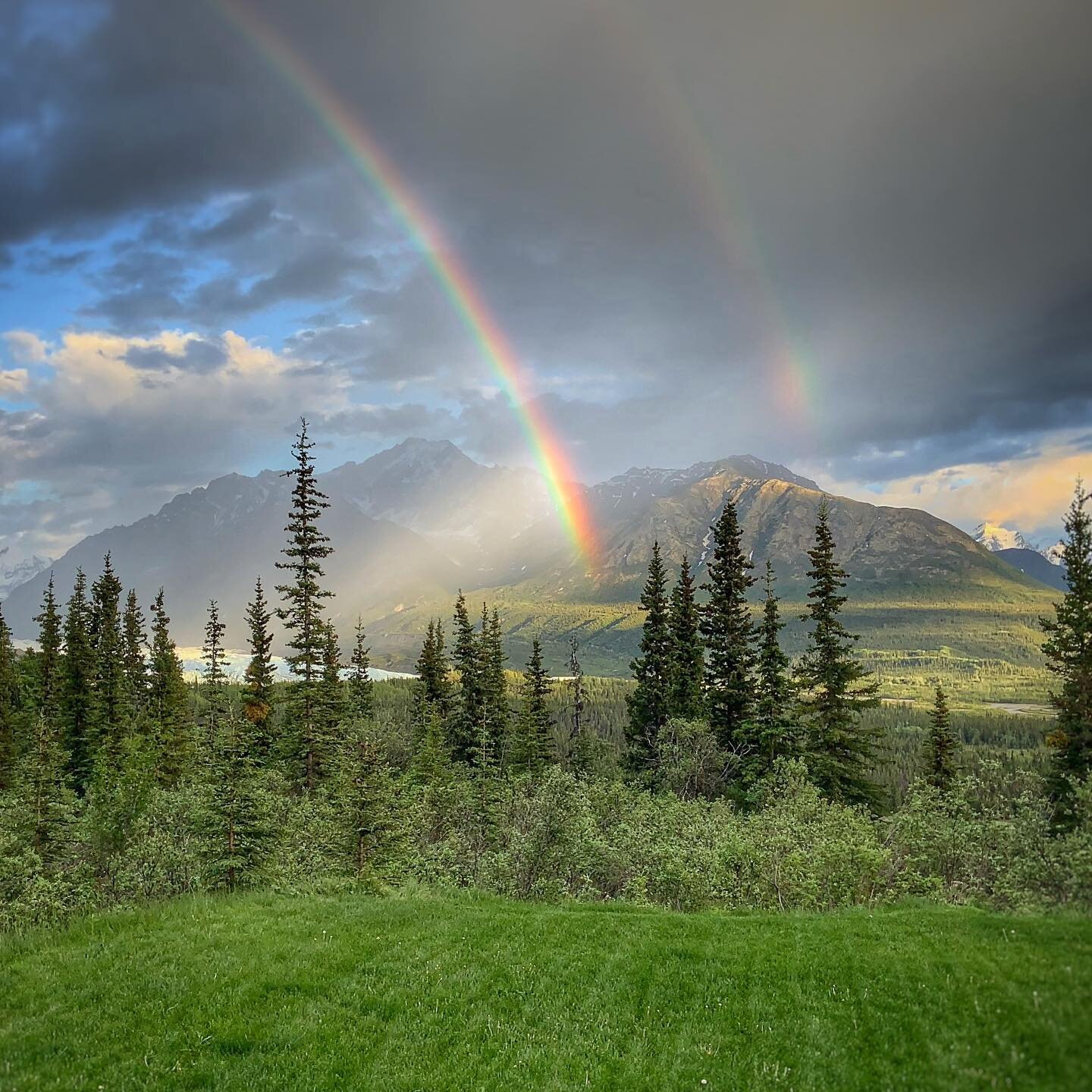 The snow is melting quick and the green is moving in even quicker&hellip;if you&rsquo;re looking for epic views like this, you know where to find us this summer ⛰️
.

#alpenglow #luxurycamping #glamping  #alaska #alaskalife #matanuskaglacier #glacier