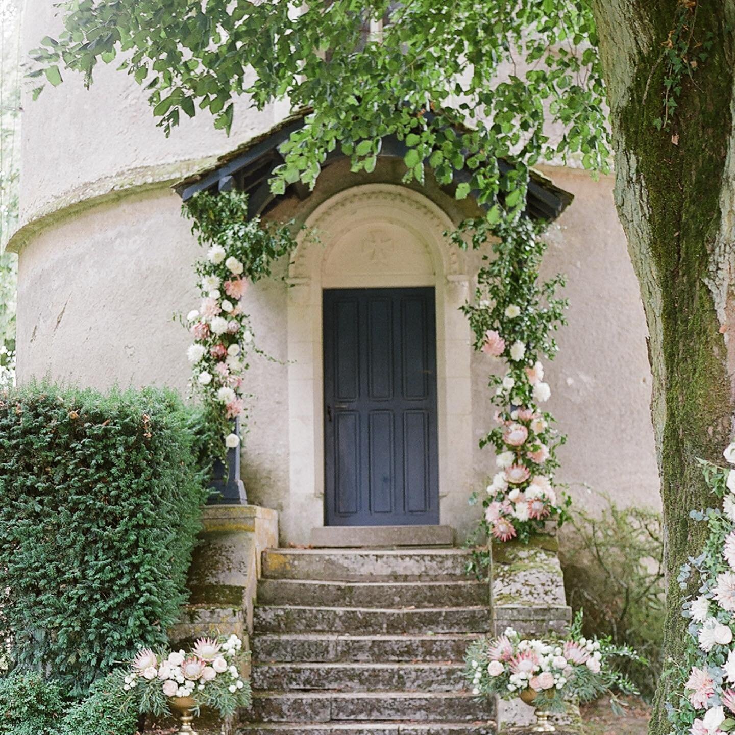 Thrilled to be adding another French chateau wedding to our 2022 destination list ❤️
.
.

 
 #chicago #chicagofilmphotographer #contax645 #theknot #bonphotage #fuji400h #ishootfujifilm #californiafilmphotographer  #fineartwedding #smpweddings #solove