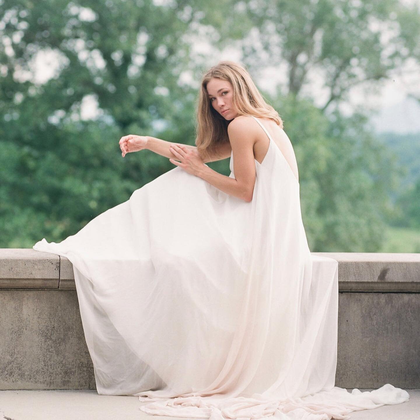 Without our usual European destination weddings this past year due to travel restrictions, we set our sights on finding the most beautiful domestic locations for our couples. Head to @thewhitewren to see more from our gorgeous bridal session at the o