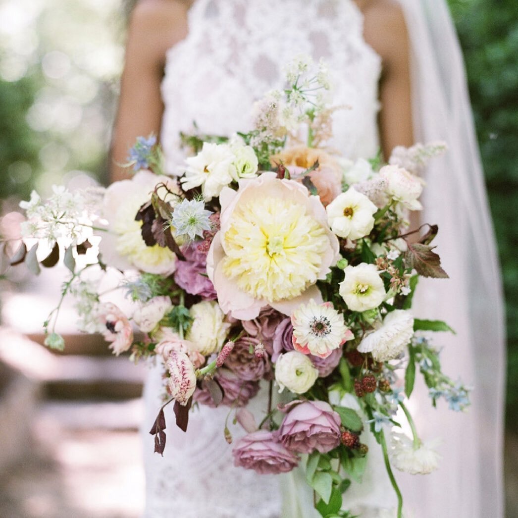 Excited to reunite with the talent behind this stunning bouquet @bouquetatlanta - this time in the unparalleled Alys Beach to create magic with @millia.london @cake_envy_ga and @tablemadeco ❤️ wait until you see the magic we have planned 😍
.
.

 
 #