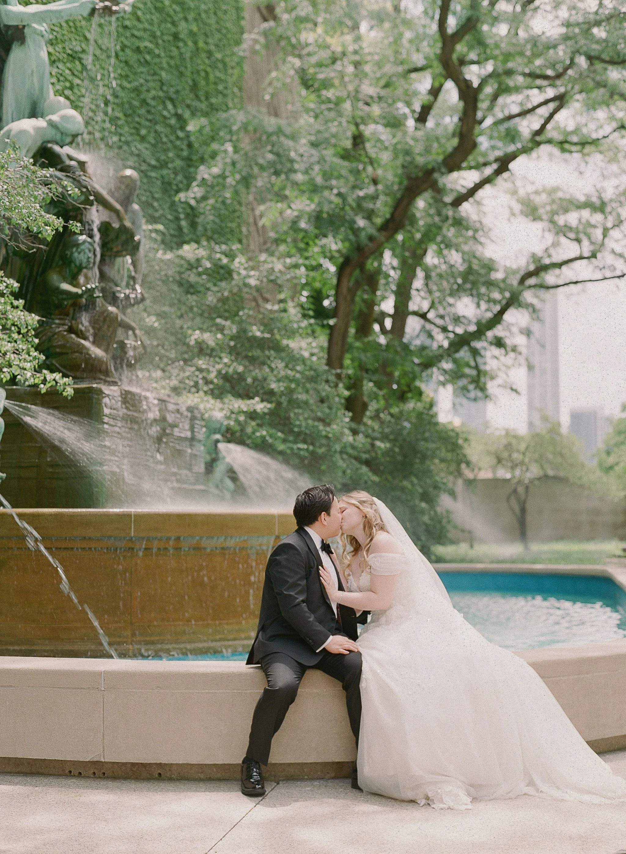 Bonphotage Chicago Pre-wedding Session - Chicago Art Institute and Chicago Riverwalk - Jialin and Lilyanne