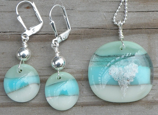 Details about   ROUND FUSED GLASS PENDANT MATCHING EARRINGS EXTENDABLE CORD 