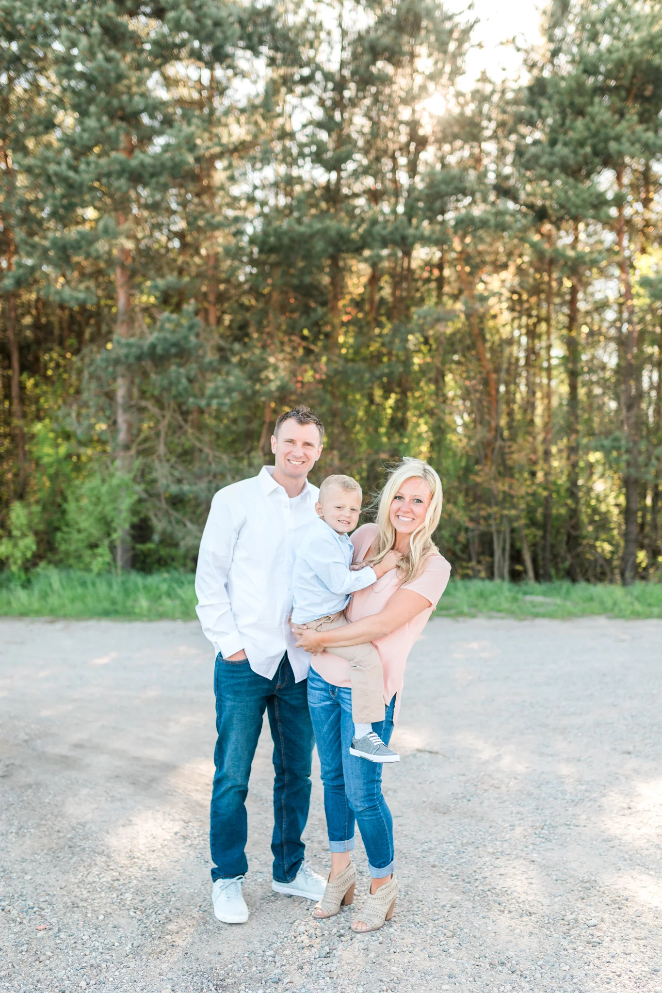 Outdoor Spring family session of 3 | Laurenda Marie Photography | Light and airy | What to wear for photos
