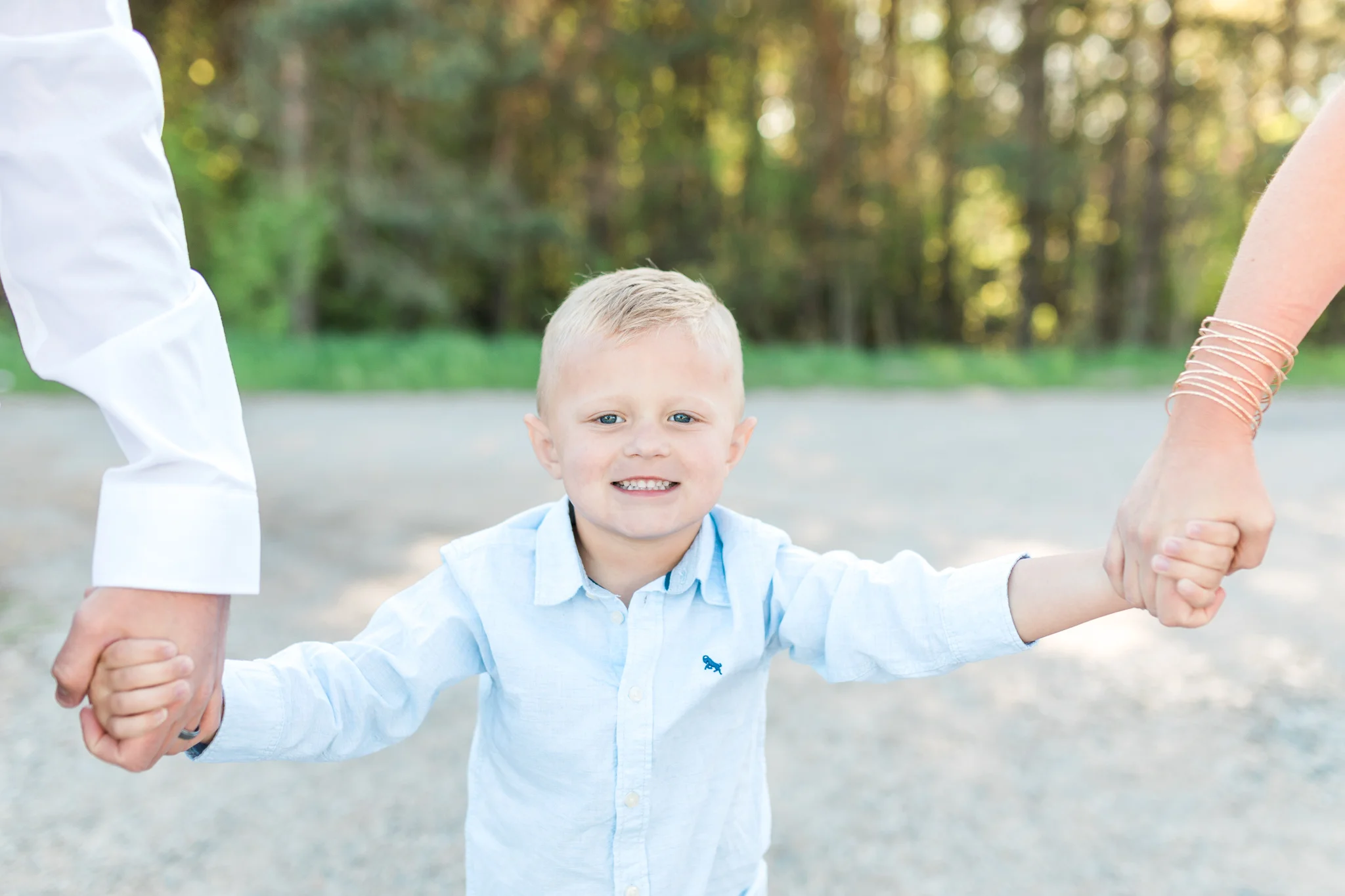 Outdoor Spring family session of 3 | Laurenda Marie Photography | Light and airy | What to wear for photos