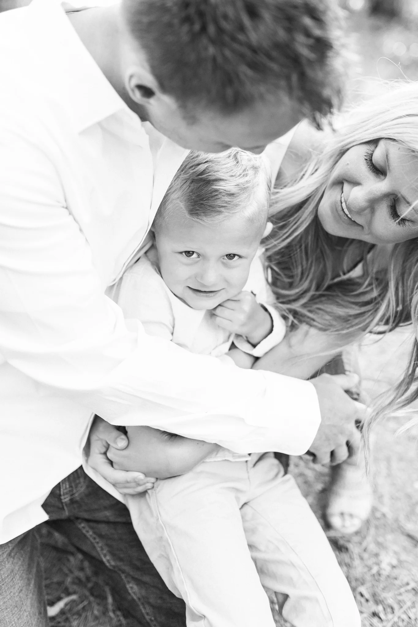 Outdoor Spring family session of 3 | Laurenda Marie Photography | Light and airy | What to wear for photos