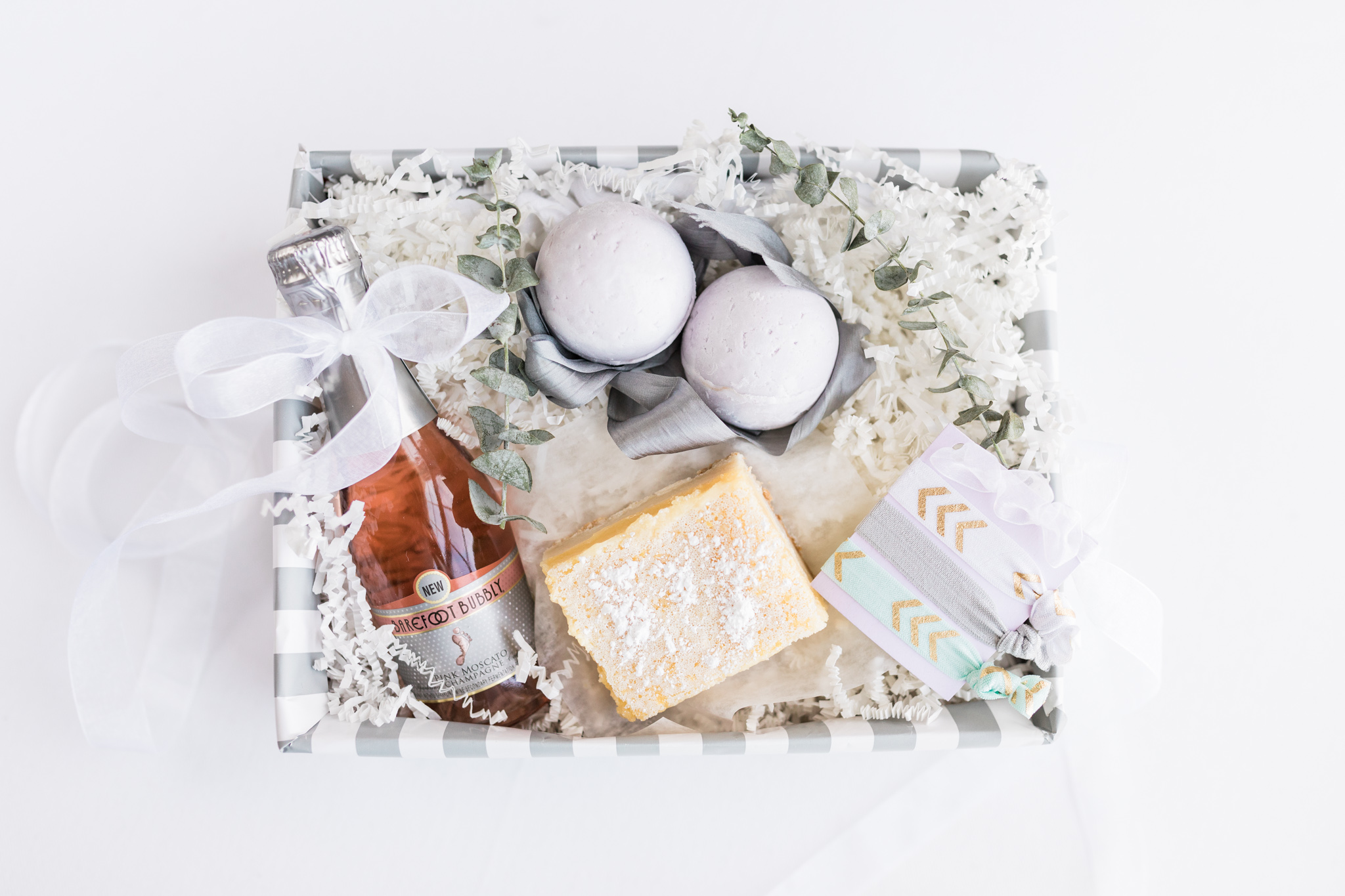 Bridal party gift | DIY Gift Basket | Homemade Lemon Bars | Homemade Bath Bombs