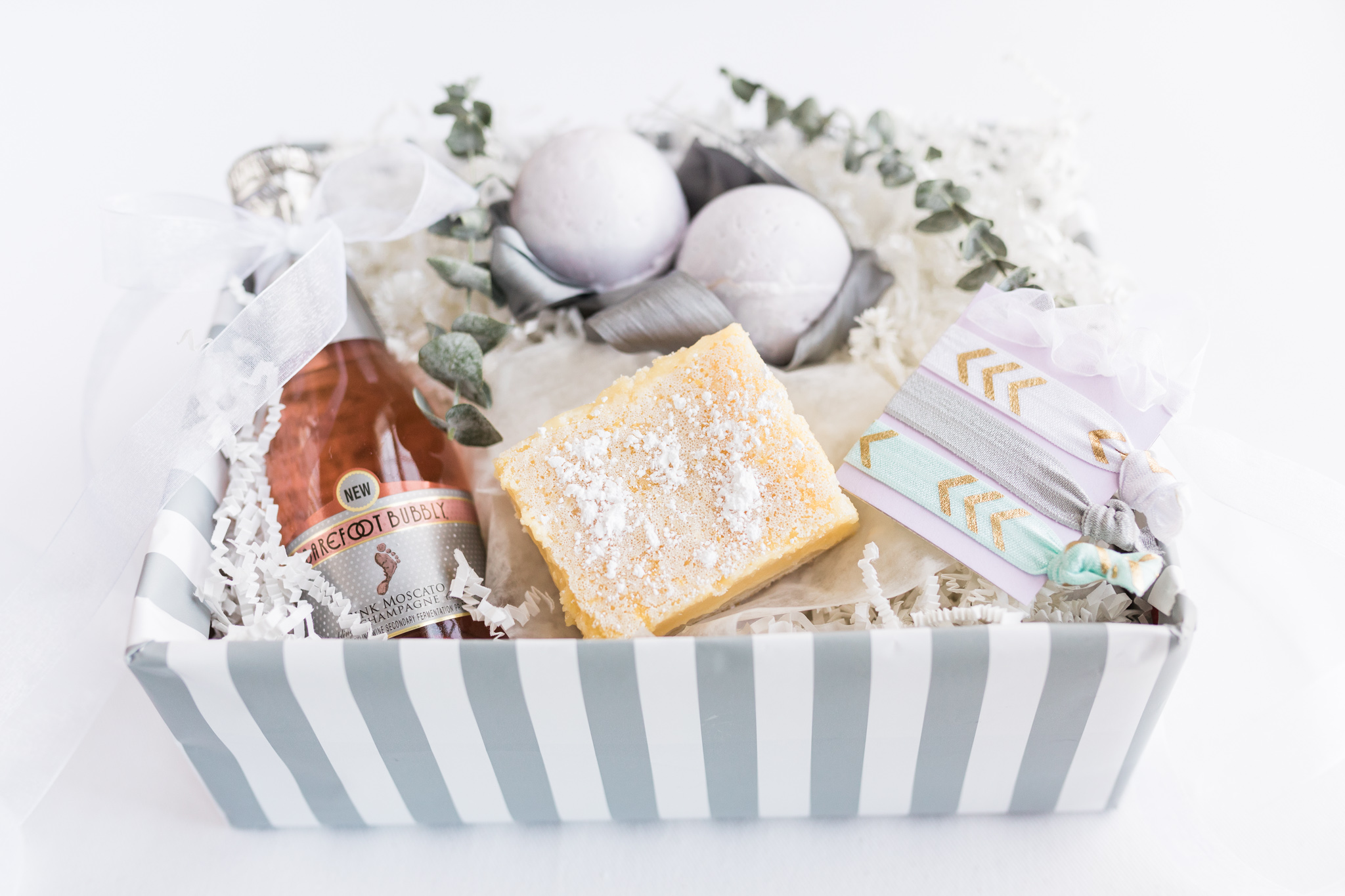 Bridal party gift | DIY Gift Basket | Homemade Lemon Bars | Homemade Bath Bombs