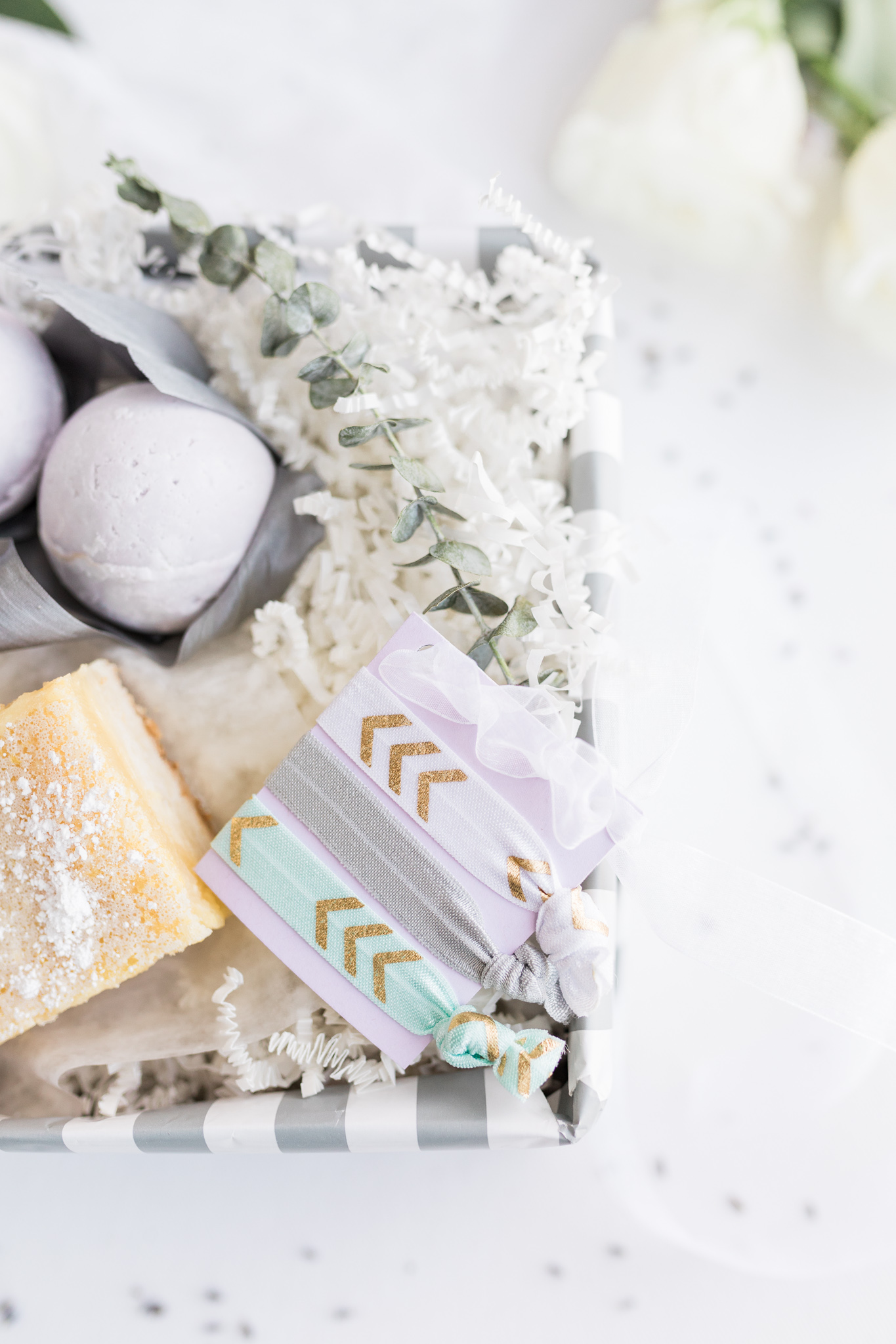 Bridal party gift | DIY Gift Basket | Homemade Lemon Bars | Homemade Bath Bombs
