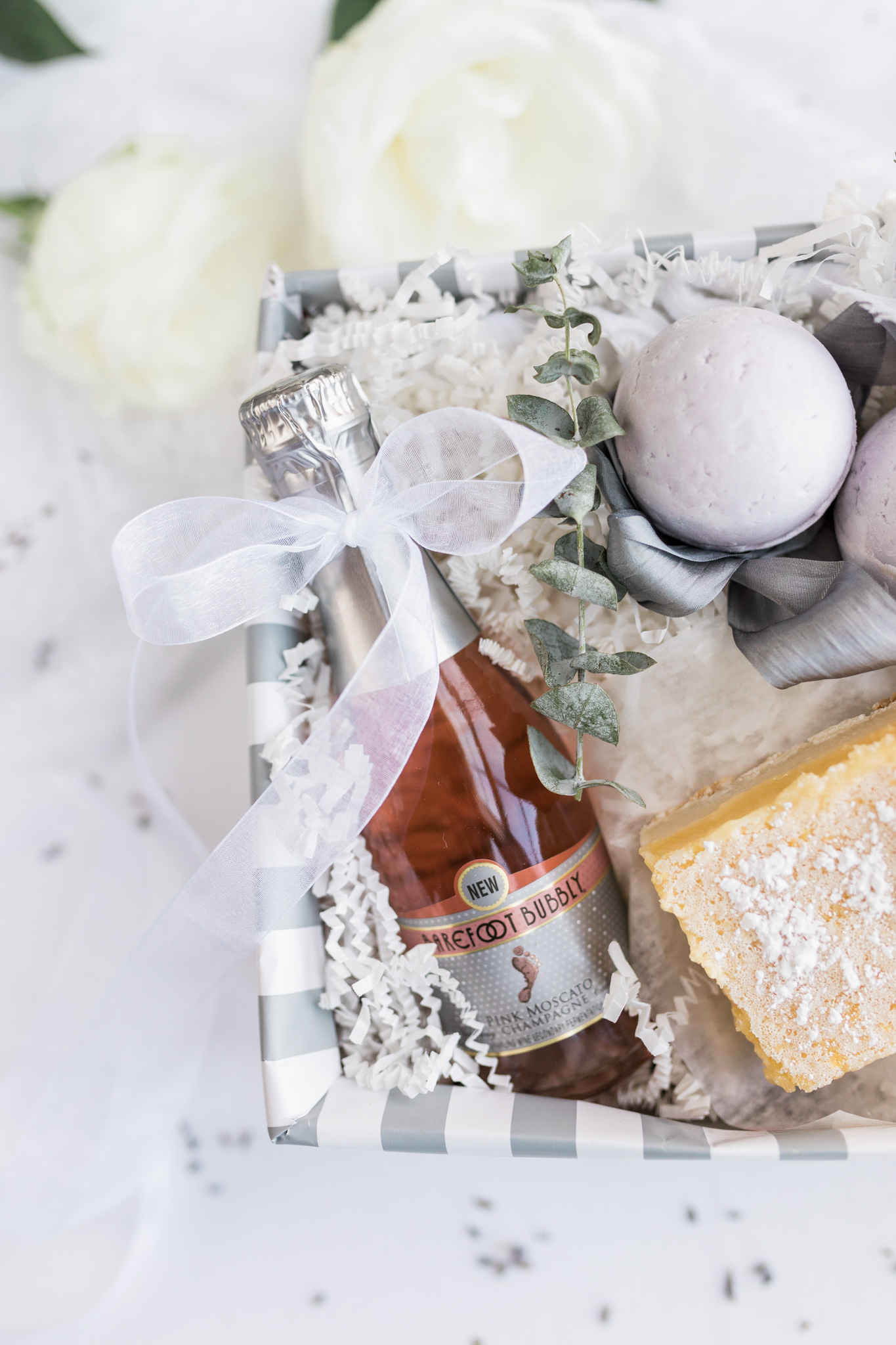 Bridal party gift | DIY Gift Basket | Homemade Lemon Bars | Homemade Bath Bombs