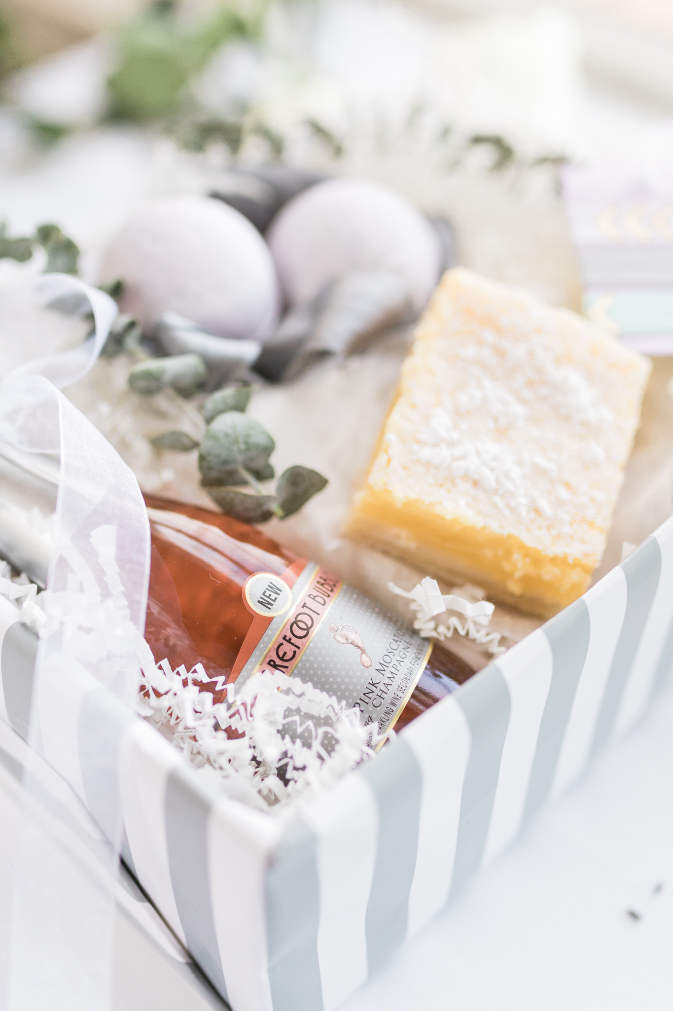 Bridal party gift | DIY Gift Basket | Homemade Lemon Bars | Homemade Bath Bombs