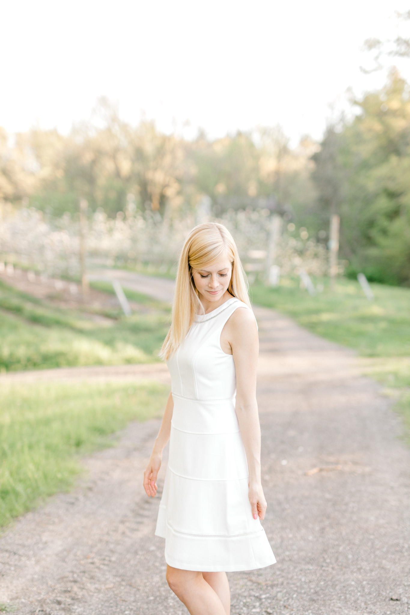 A sweet spring engagement session at the orchard | laurenda marie photography | west michigan weddings | west michigan engagement