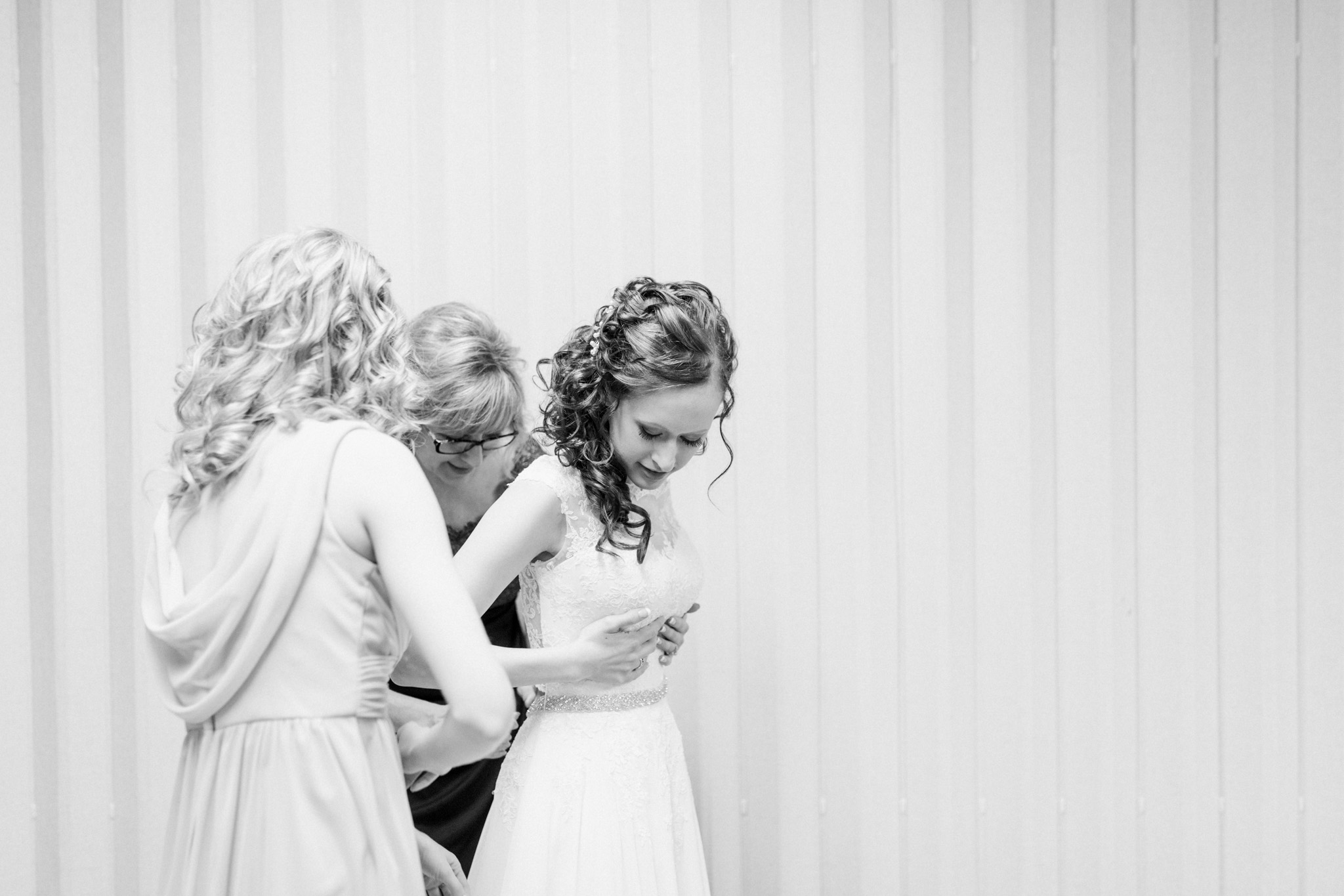 Beautiful Lavender Spring Wedding | Modern Bride | Laurenda Marie Photography | Michigan Weddings