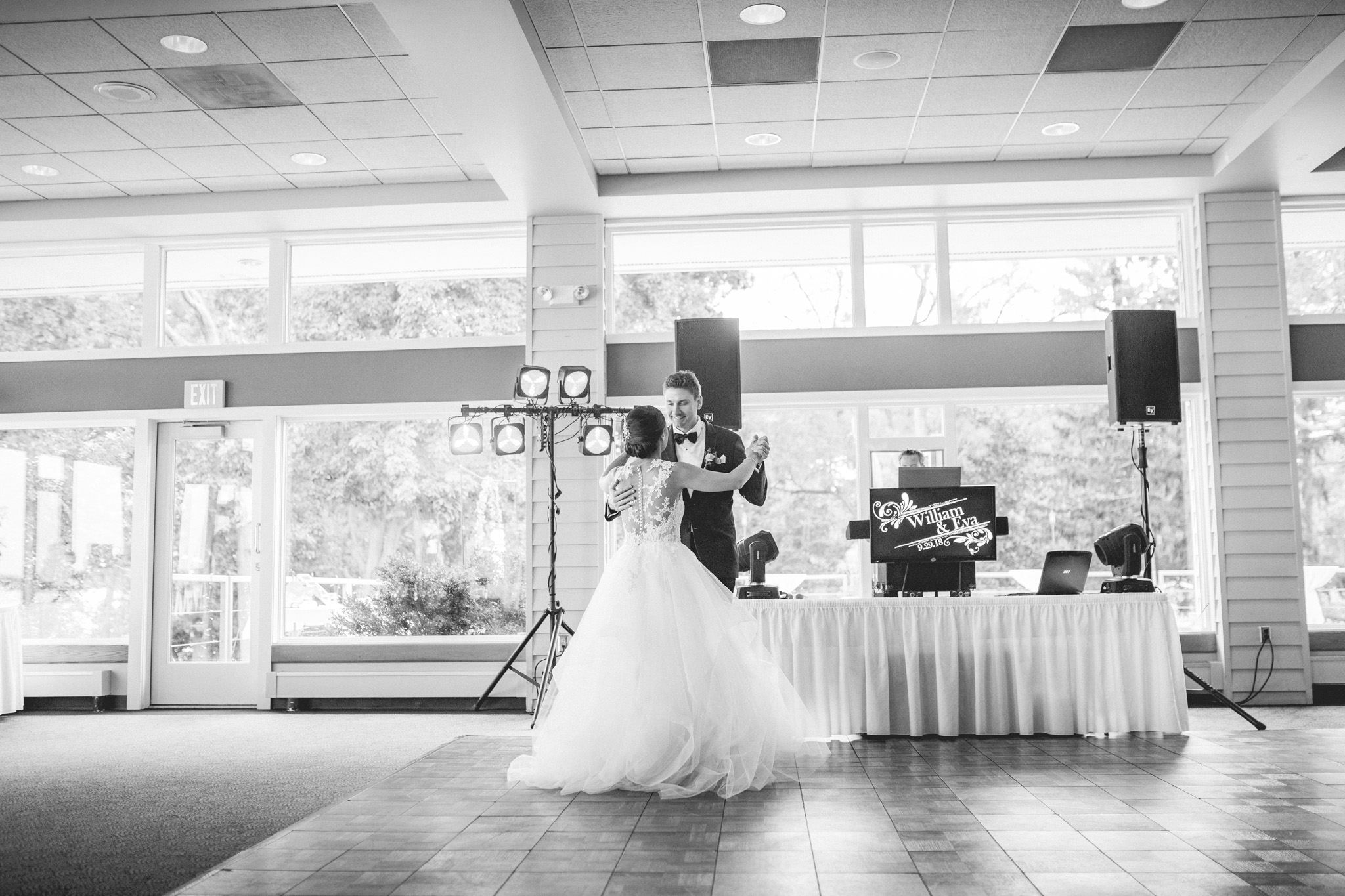Fall Country Club Wedding in Michigan | Outdoor Autumn Wedding | Classic black and white wedding | Laurenda Marie Photography