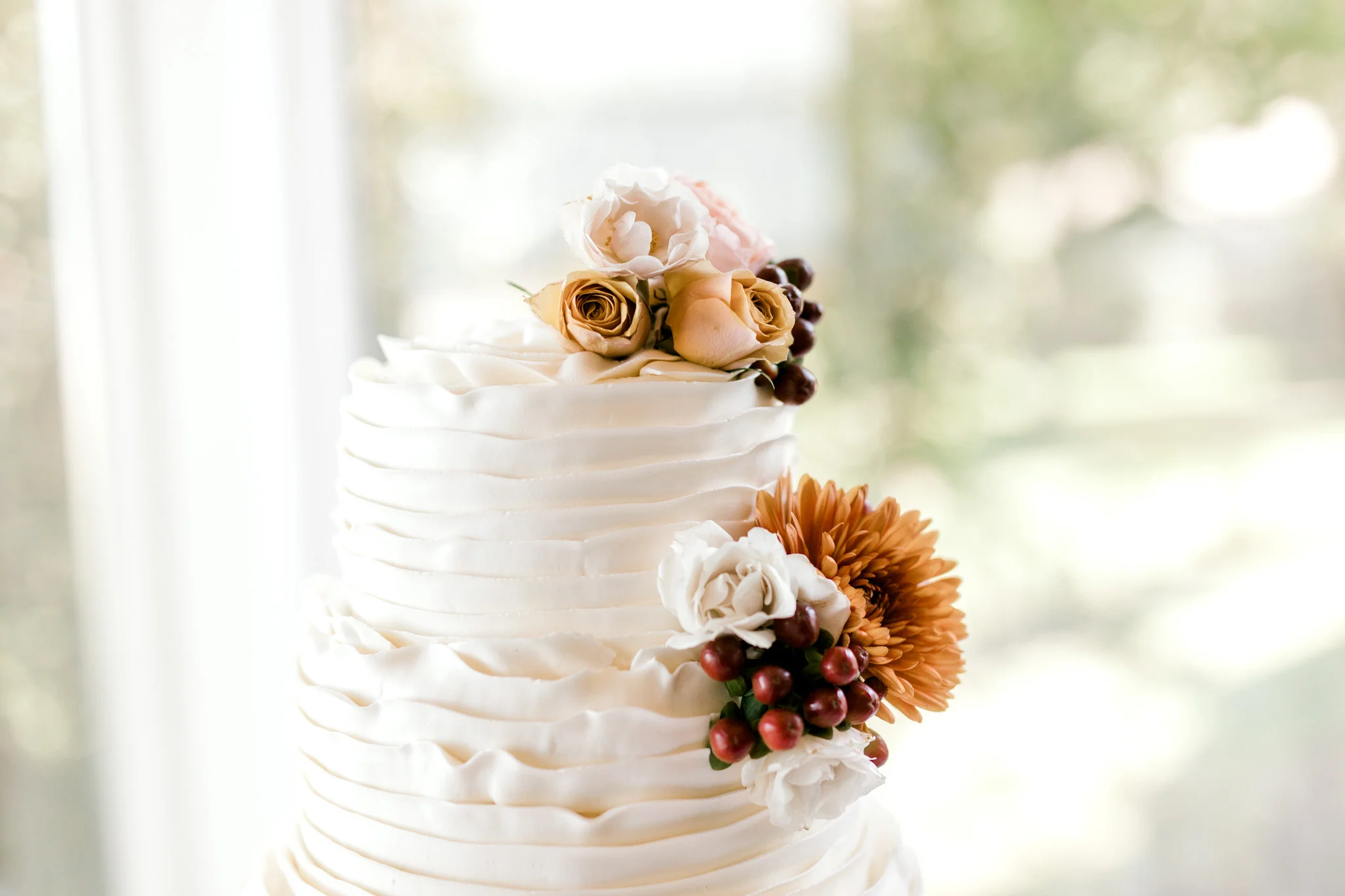 Fall Country Club Wedding in Michigan | Outdoor Autumn Wedding | Classic black and white wedding | Laurenda Marie Photography