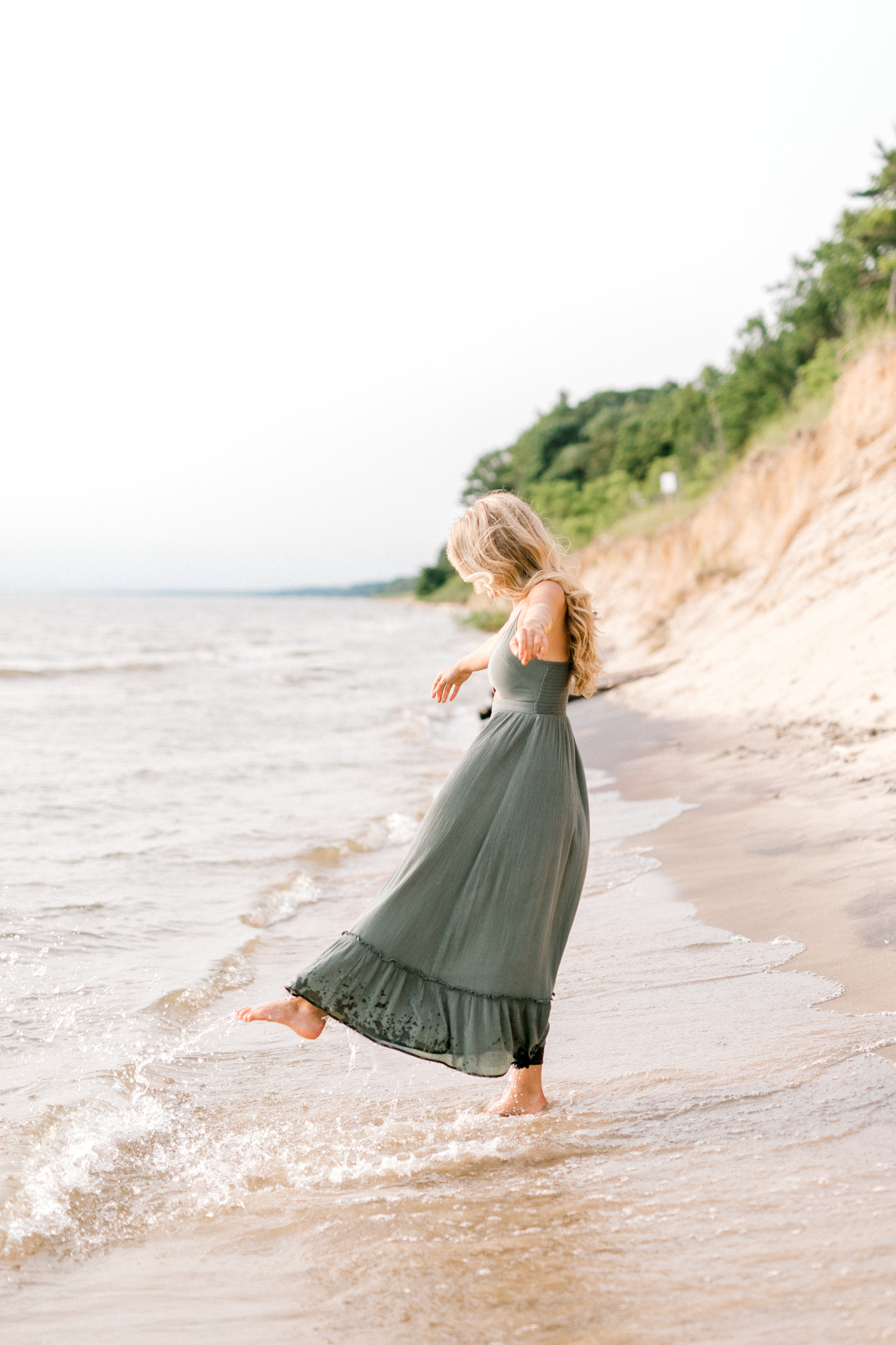 Beautiful Senior Girl Session at the Orchard and at the Beach | Senior Girl Poses | Senior Girl Wardrobe