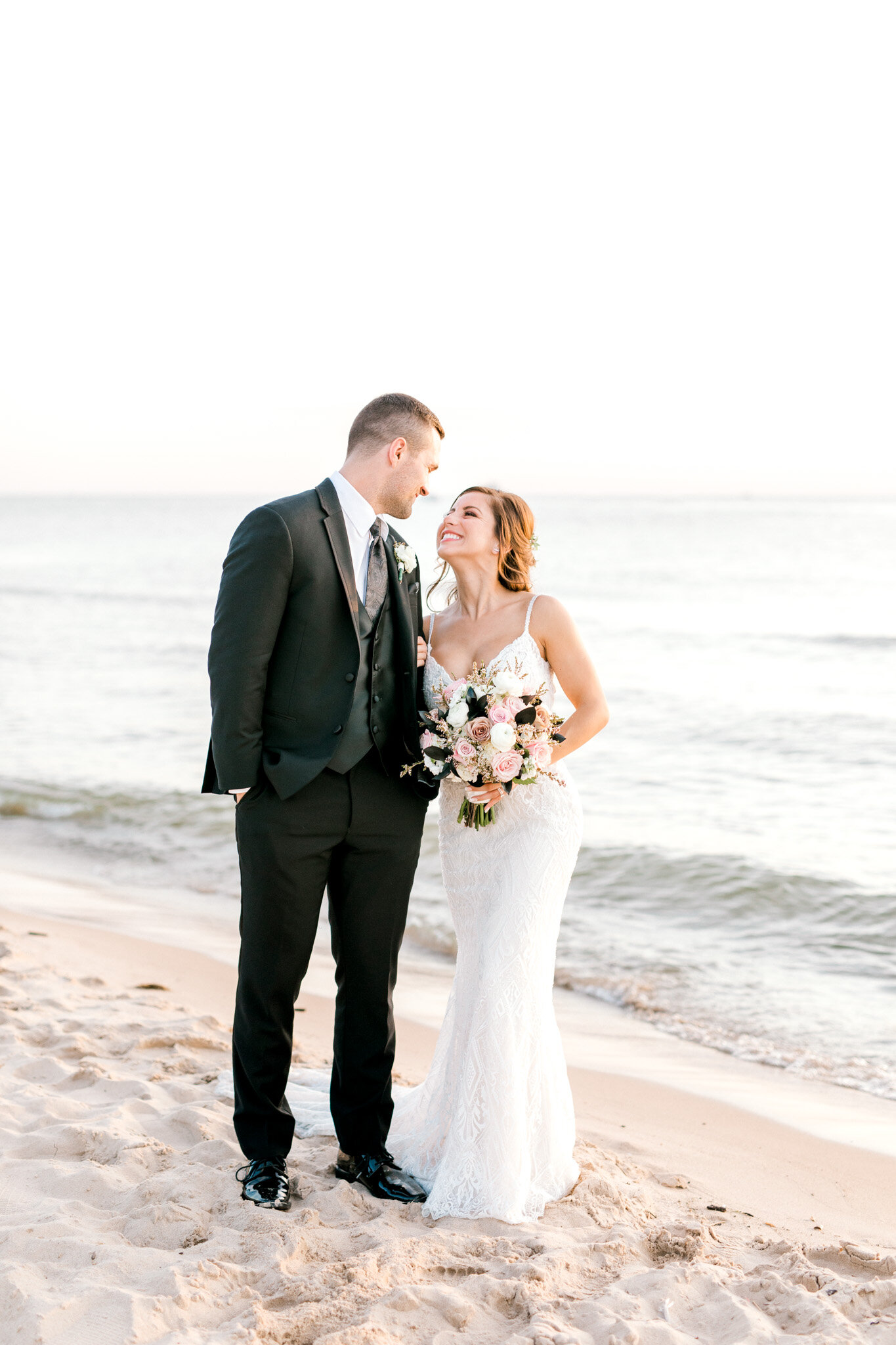 Classic Summer Wedding in St Joseph, Michigan | Timeless &amp; Romantic Light &amp; Airy Michigan Wedding Photographer | Lake Michigan Beach Wedding